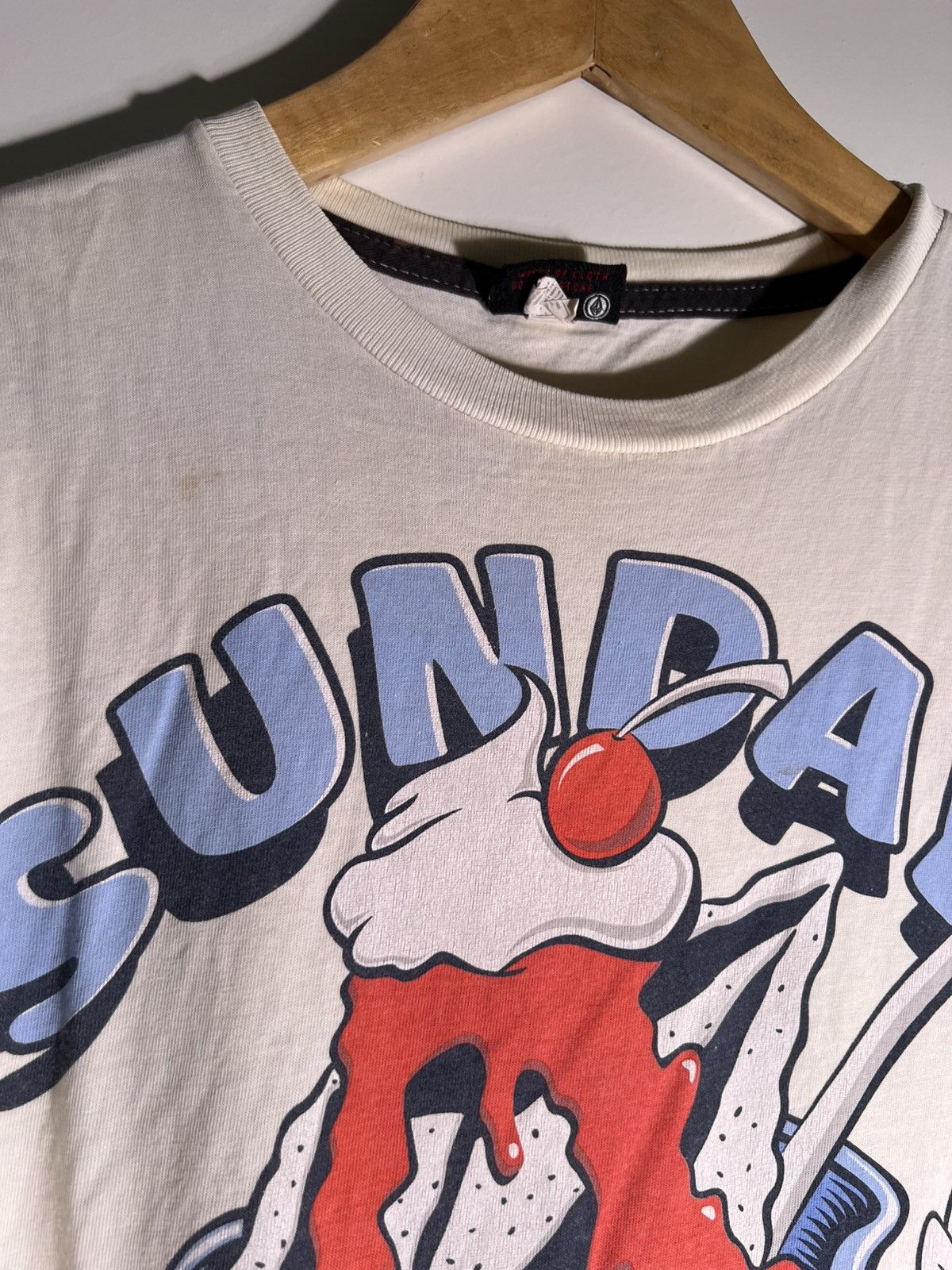 Vintage Y2K 2000’s VTG Vintage Volcom Sunday Funday Retro Tee Shirt Size US L / EU 52-54 / 3 - 6 Thumbnail