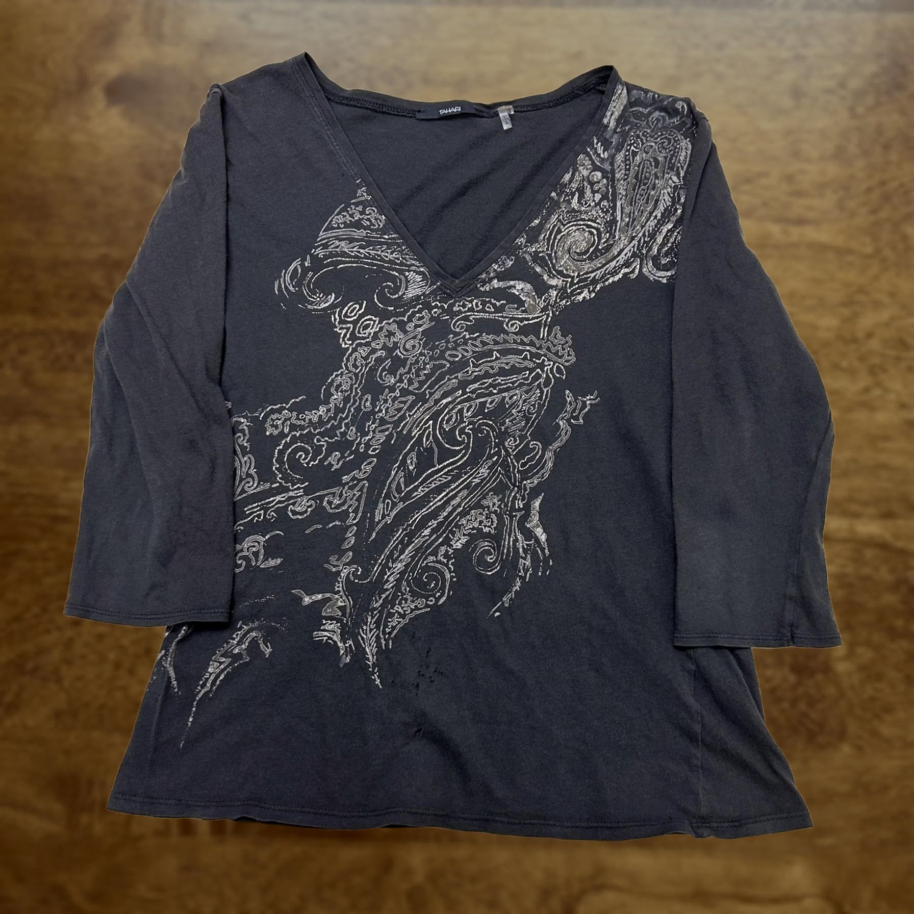 Vintage Tahari Shirt Womens Large Gray Paisley V Neck 3/4 Sleeve Cotton Tee Top Y2K Size L / US 10 / IT 46 - 1 Thumbnail
