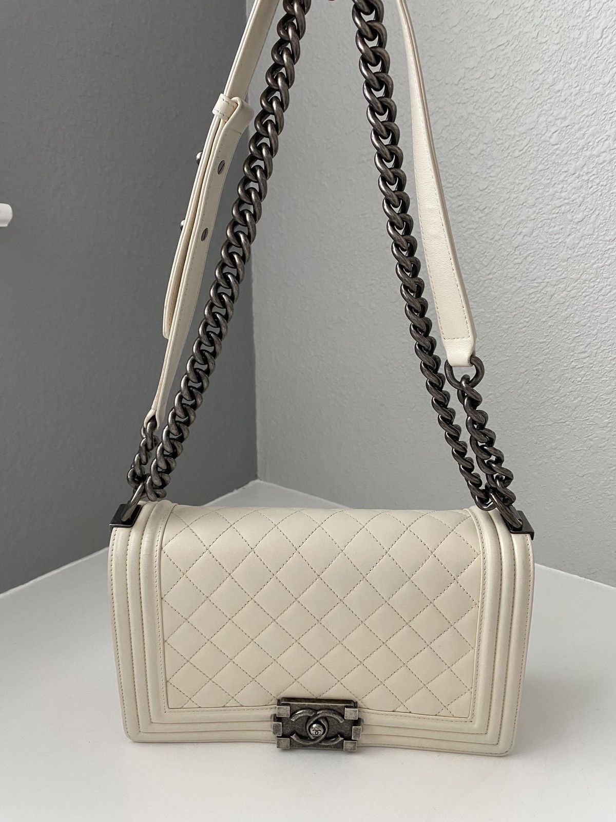 Chanel Authentic Chanel Medium Boy Quilted Bag Size ONE SIZE - 3 Thumbnail