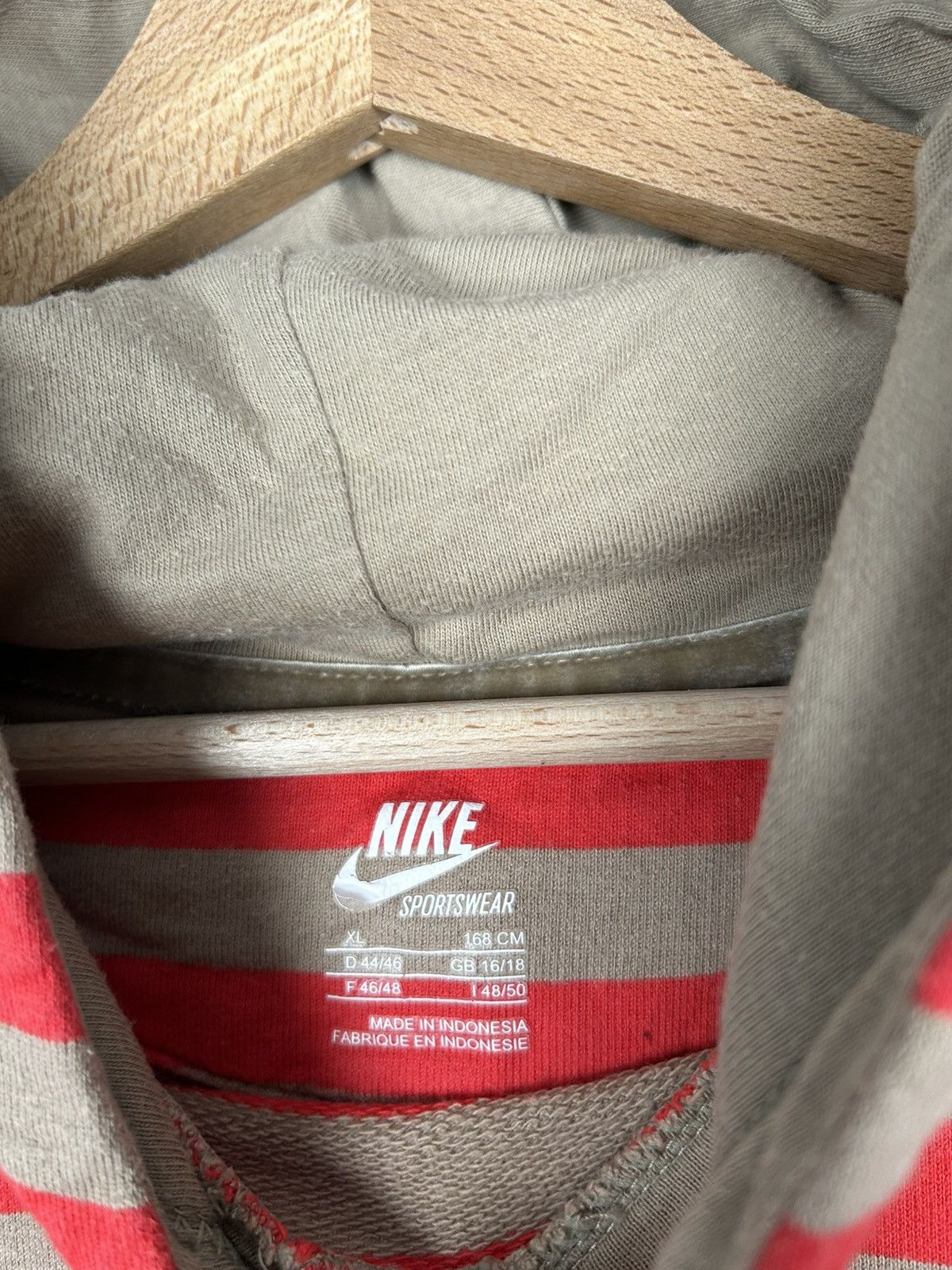 Nike Vintage Nike Center Logo Swoosh Stripe Hoodie Streetwear Size US M / EU 48-50 / 2 - 5 Thumbnail