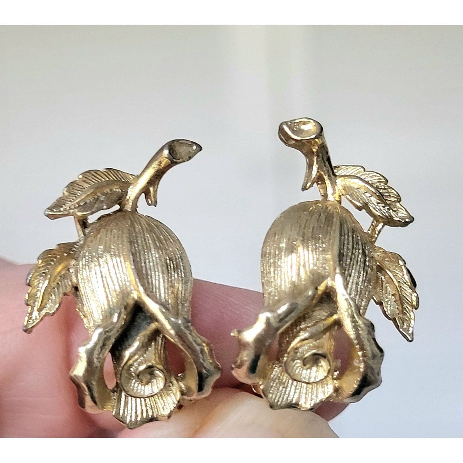 Other Lisner Signed Vintage Earrings Gold Flower Clip Size ONE SIZE - 1 Thumbnail