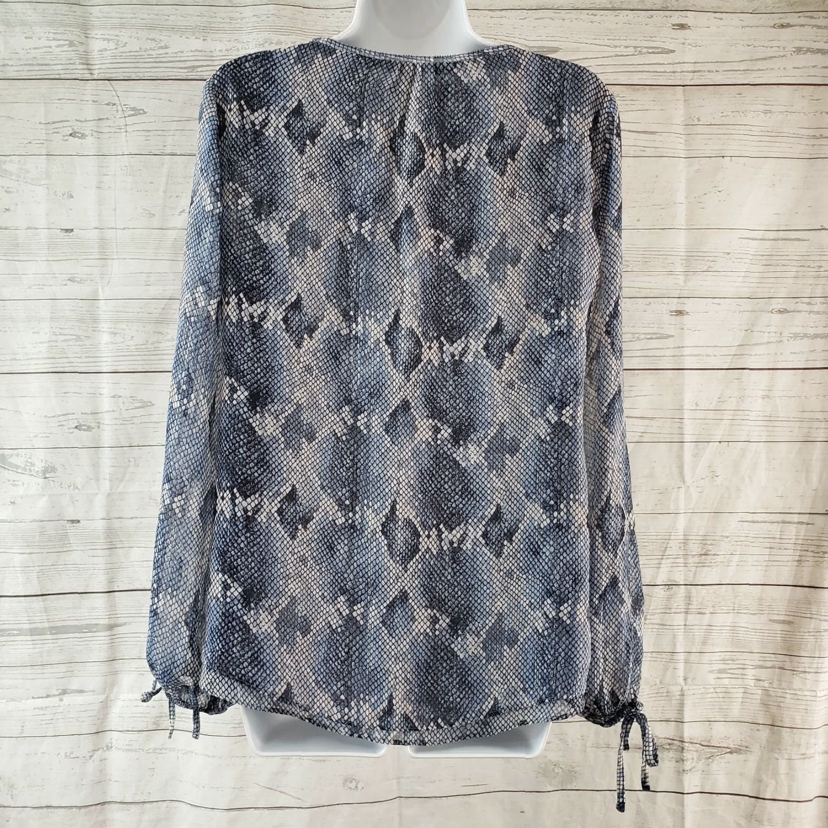 White House Black Market White House Black Market Womens Blouse Sz 4 Blue Snakeskin Print Long Sleeve Size S / US 4 / IT 40 - 4 Thumbnail