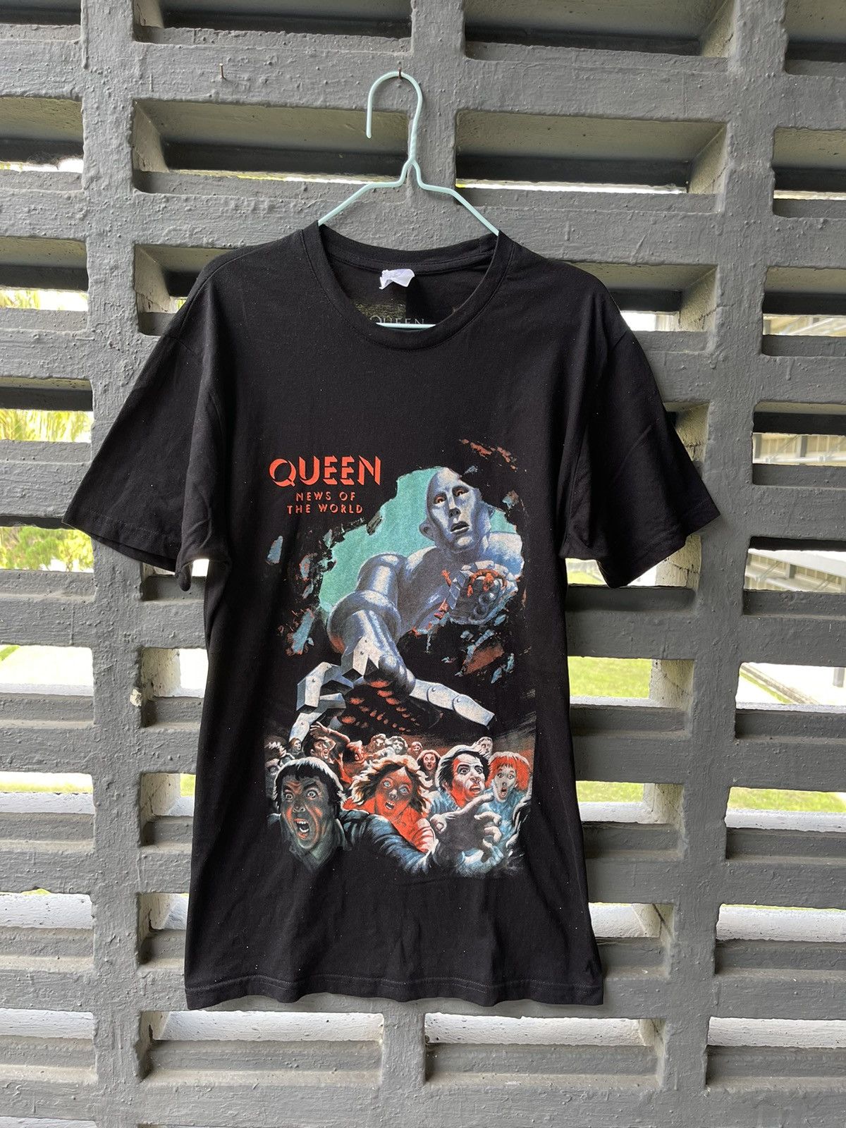 Band Tees Offical Queen News Of the world Band Tees 📸 Size US L / EU 52-54 / 3 - 1 Thumbnail