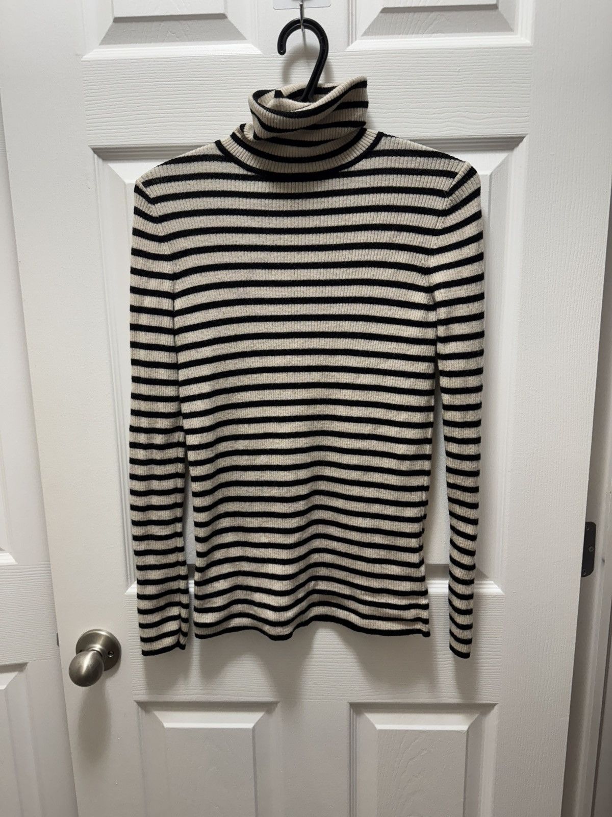 Uniqlo Uniqlo Wool Turtle Neck Stripped White Black Size L / US 10 / IT 46 - 1 Thumbnail