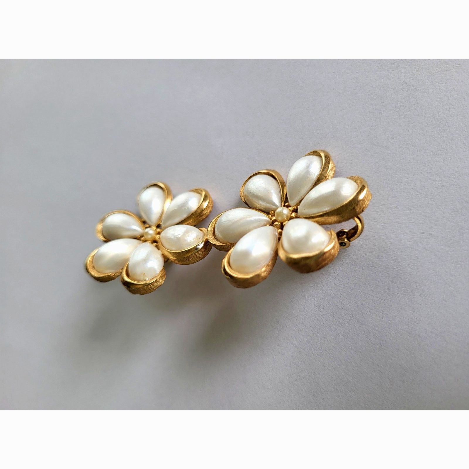 Other Vintage Crown Trifari 60s Milk Glass Flower Earrings Clip On Size ONE SIZE - 2 Thumbnail