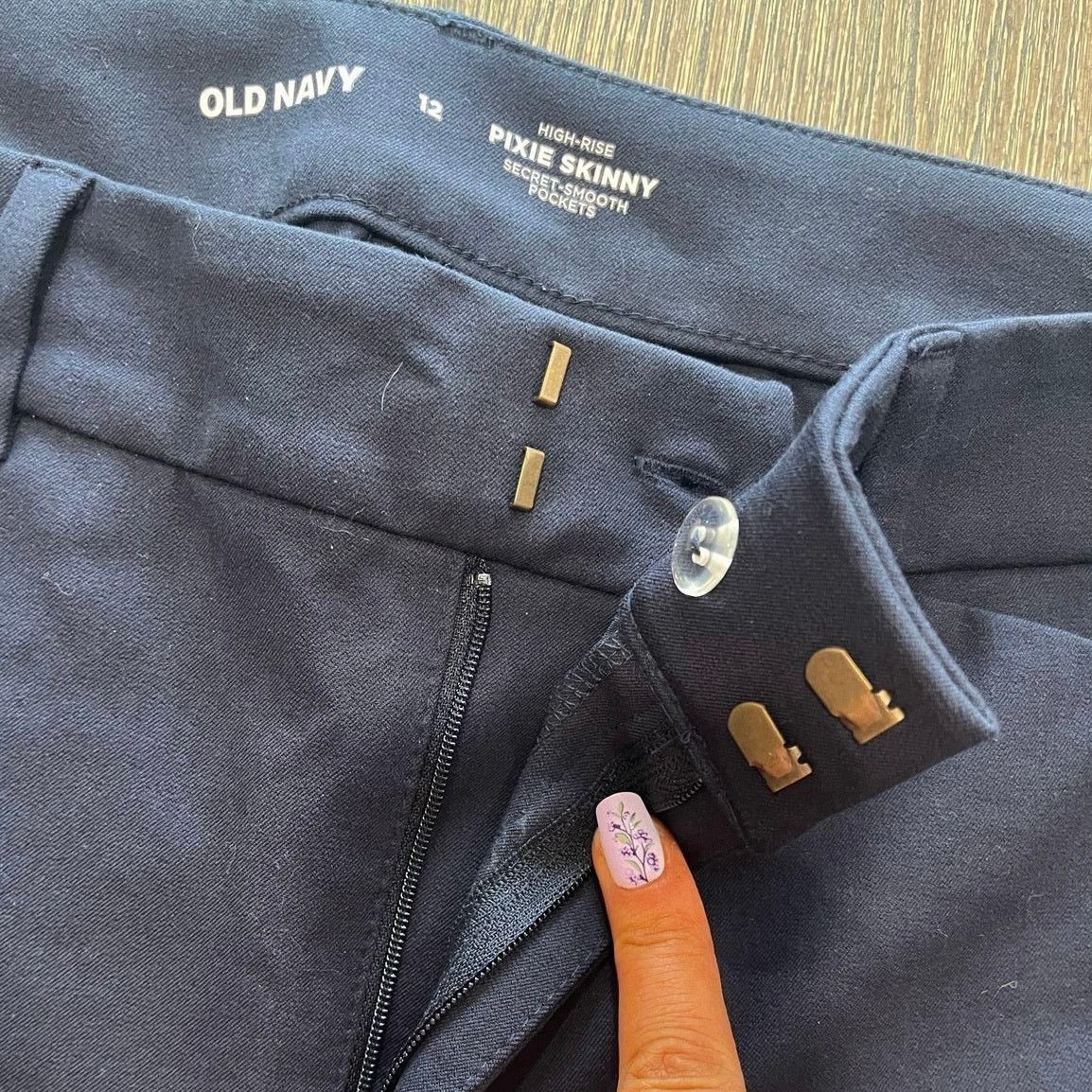 Old Navy NWT Old Navy High-Rise Pixie Pants Secret Stretch Black 12 Size 34" / US 12 / IT 48 - 6 Thumbnail