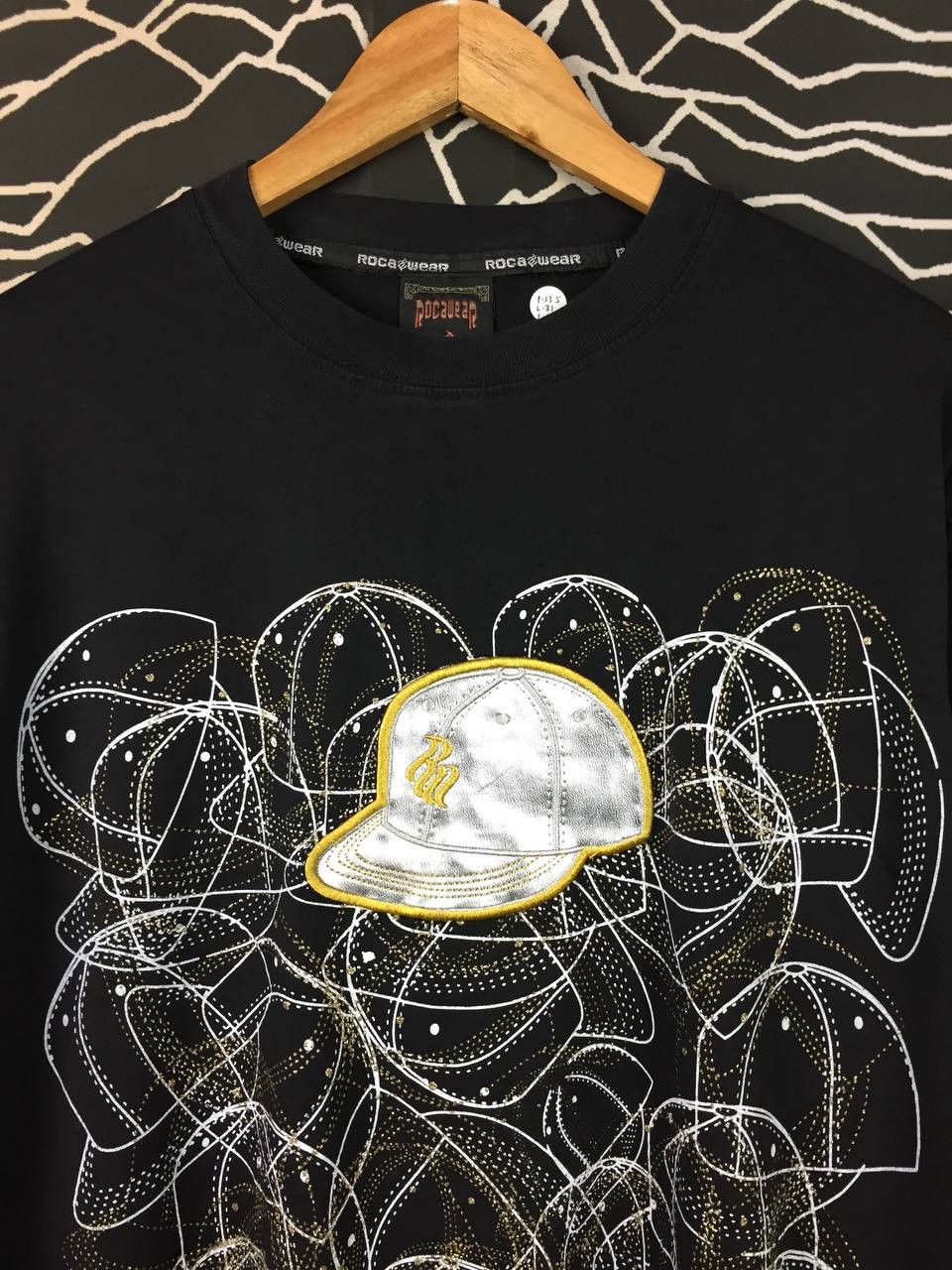 Rocawear Rocawear Jay-Z Hip Hop Streetwear Scattered Hat Graphic Tee Size US XL / EU 56 / 4 - 3 Thumbnail