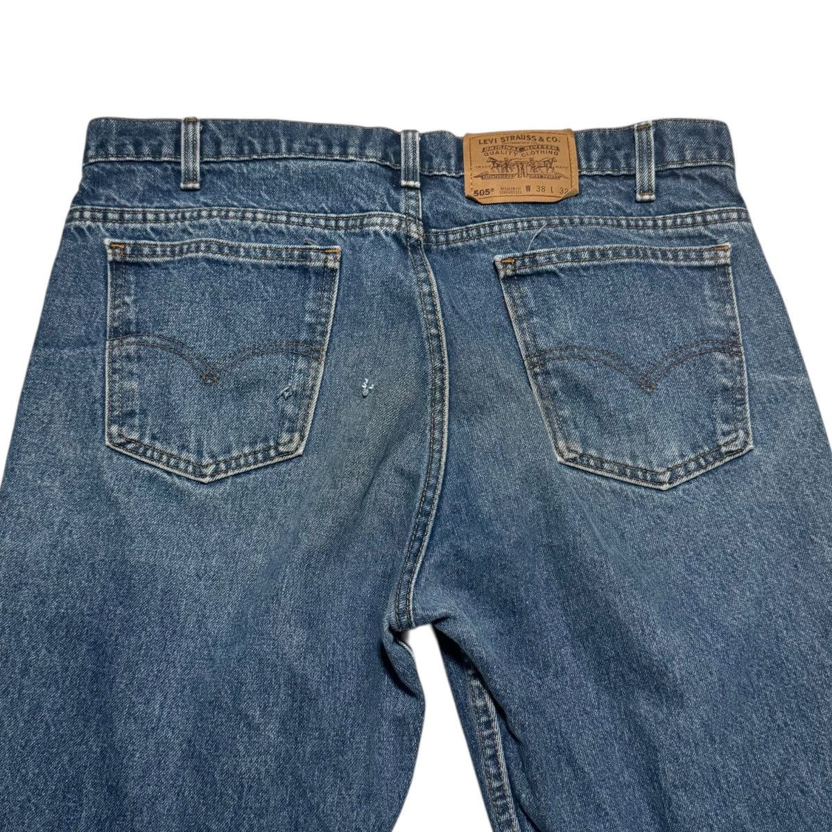 Levi's 1995 Levi's 505 Regular Fit Straight Leg Jeans 37x30.75 Size US 37 - 2 Thumbnail