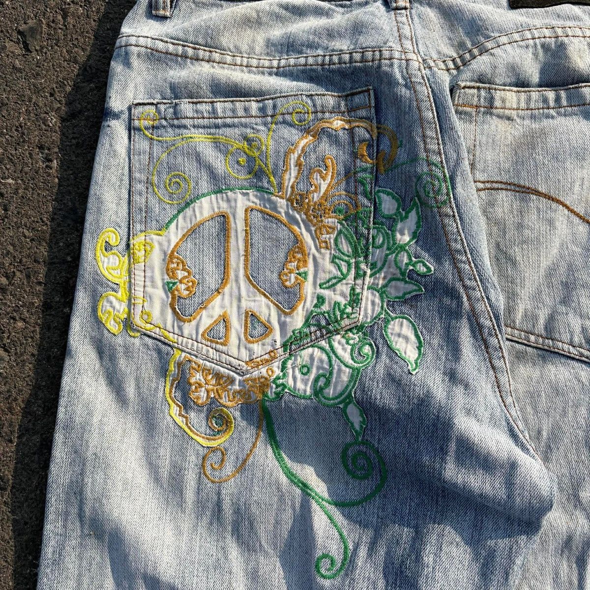 Japanese Brand Indigo Red Peace Graphic Denim Jeans Y2K Streetwear Size US 36 / EU 52 - 2 Thumbnail