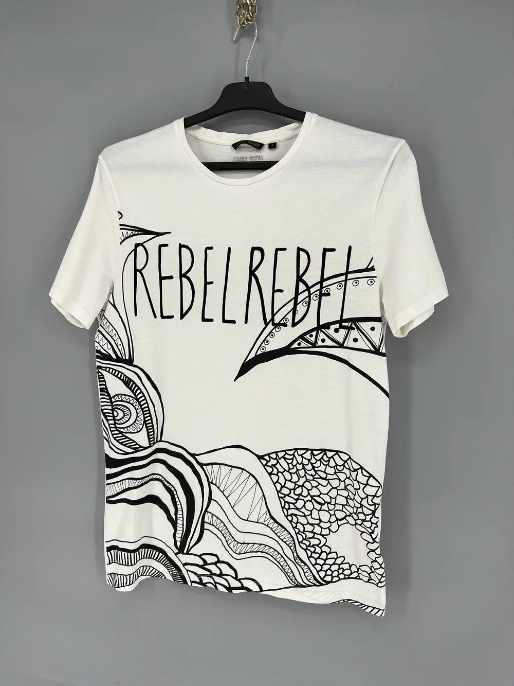 Vintage Antony Morato "REBELREBEL" Avant Garde Designer Y2k Tee Size US L / EU 52-54 / 3 - 3 Thumbnail