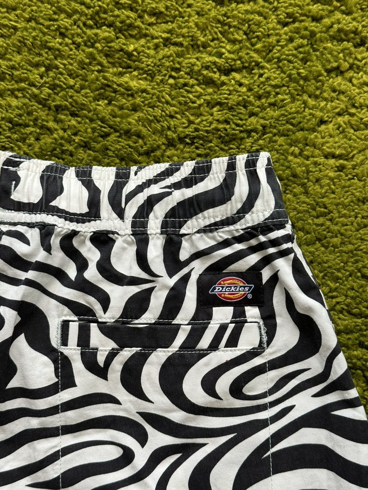 Designer × Dickies Dickies NWT zebra pattern shorts Size 25" / US 0 / IT 36 - 15 Thumbnail