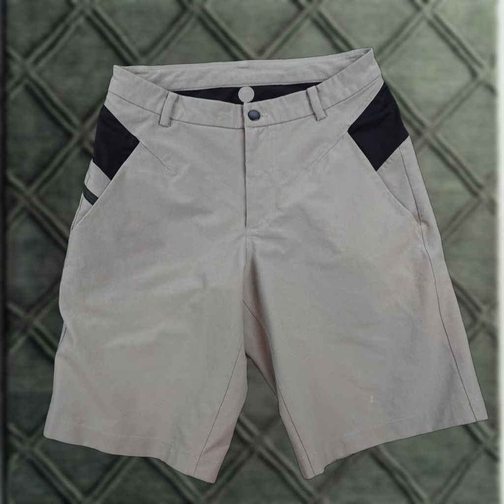 Lululemon Lululemon Shorts Mens 30 Chino Hiking Golf Activewear Beige Stretch 9in Inseam Size US 30 / EU 46 - 1 Thumbnail