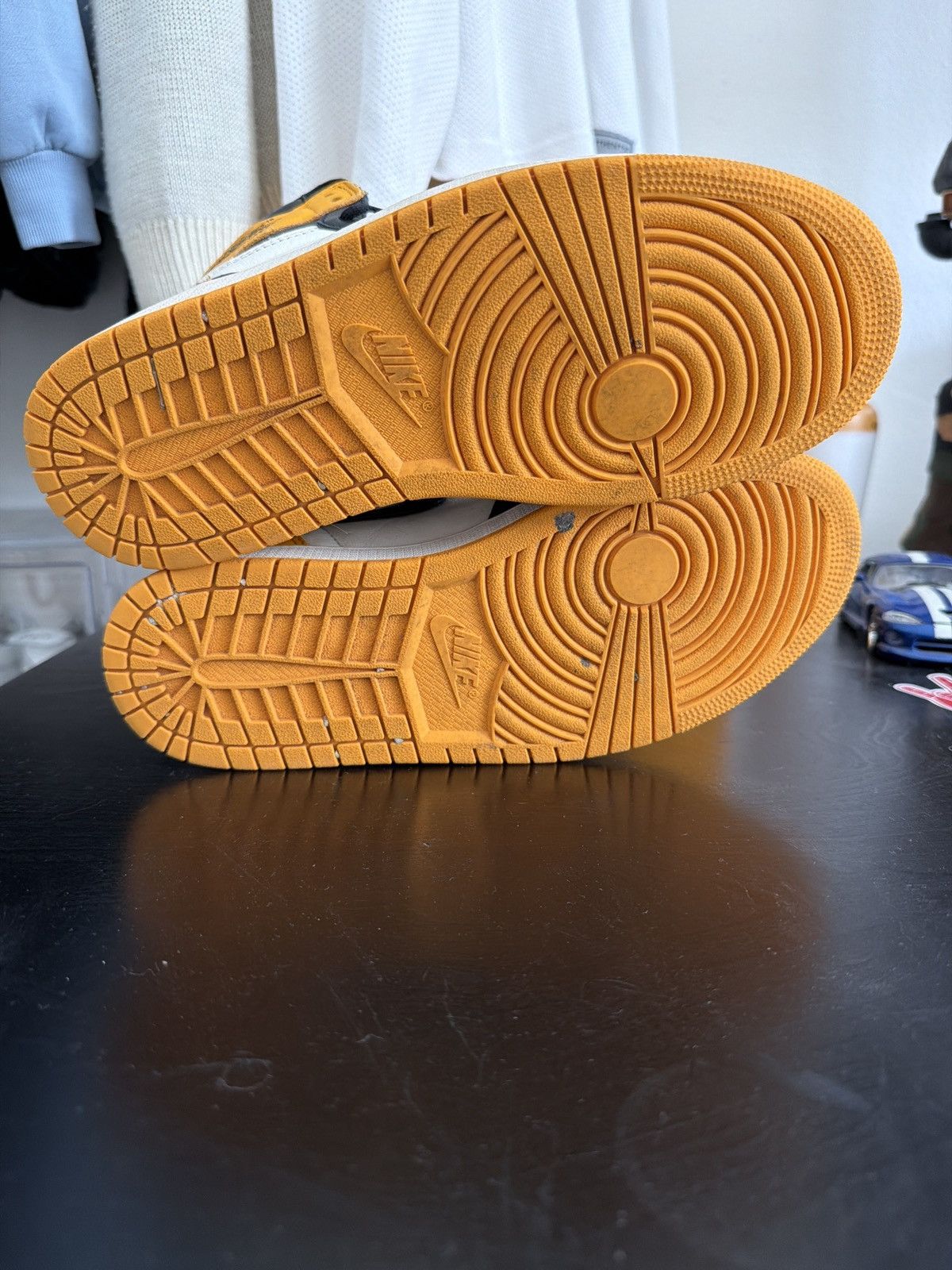 Jordan Brand Air Jordan 1 Retro High OG ‘Yellow Toe’ Size US 9 / EU 42 - 5 Thumbnail