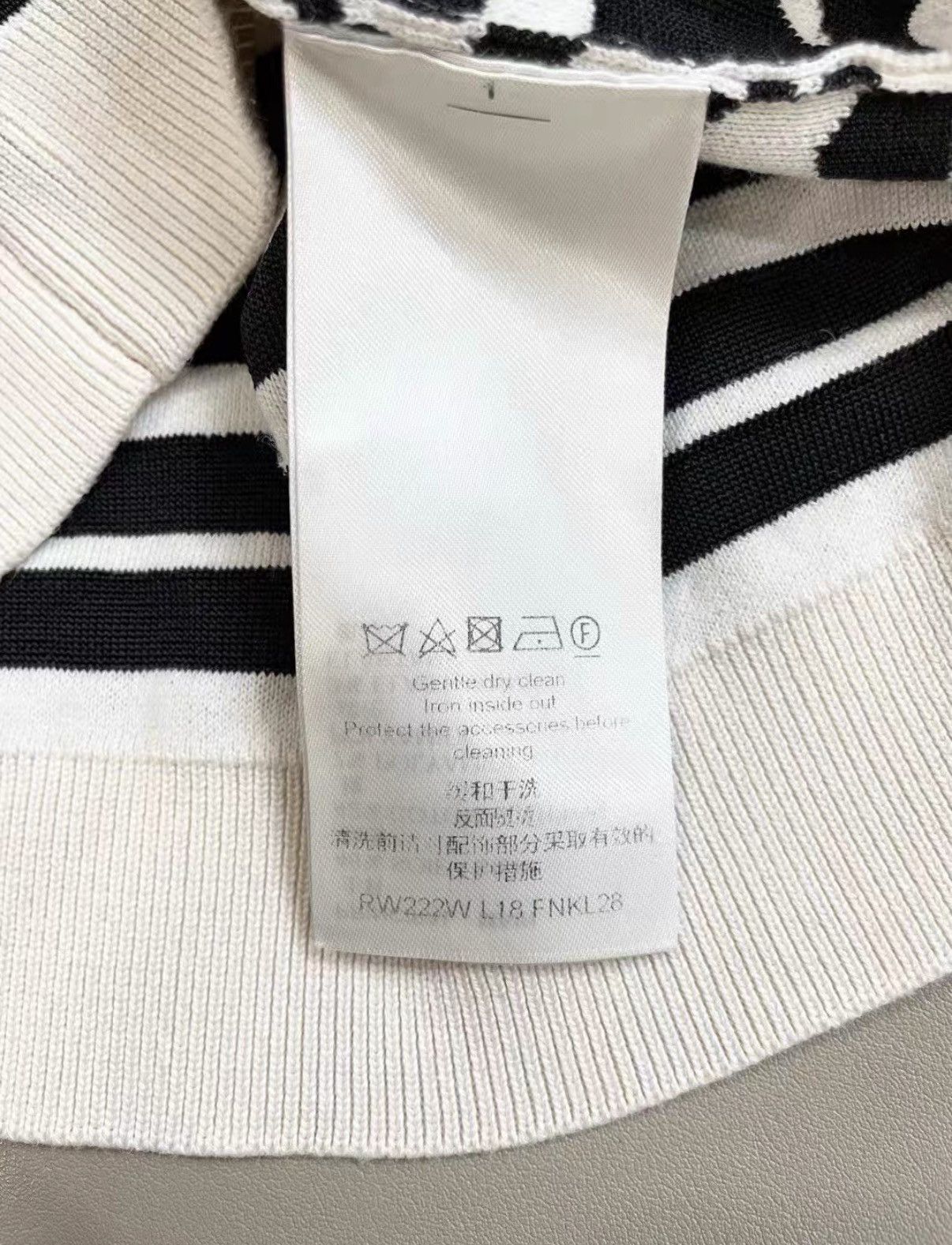 Louis Vuitton LV Stylish White Star Pattern Knit Cardigan J33 Size S / US 4 / IT 40 - 7 Thumbnail