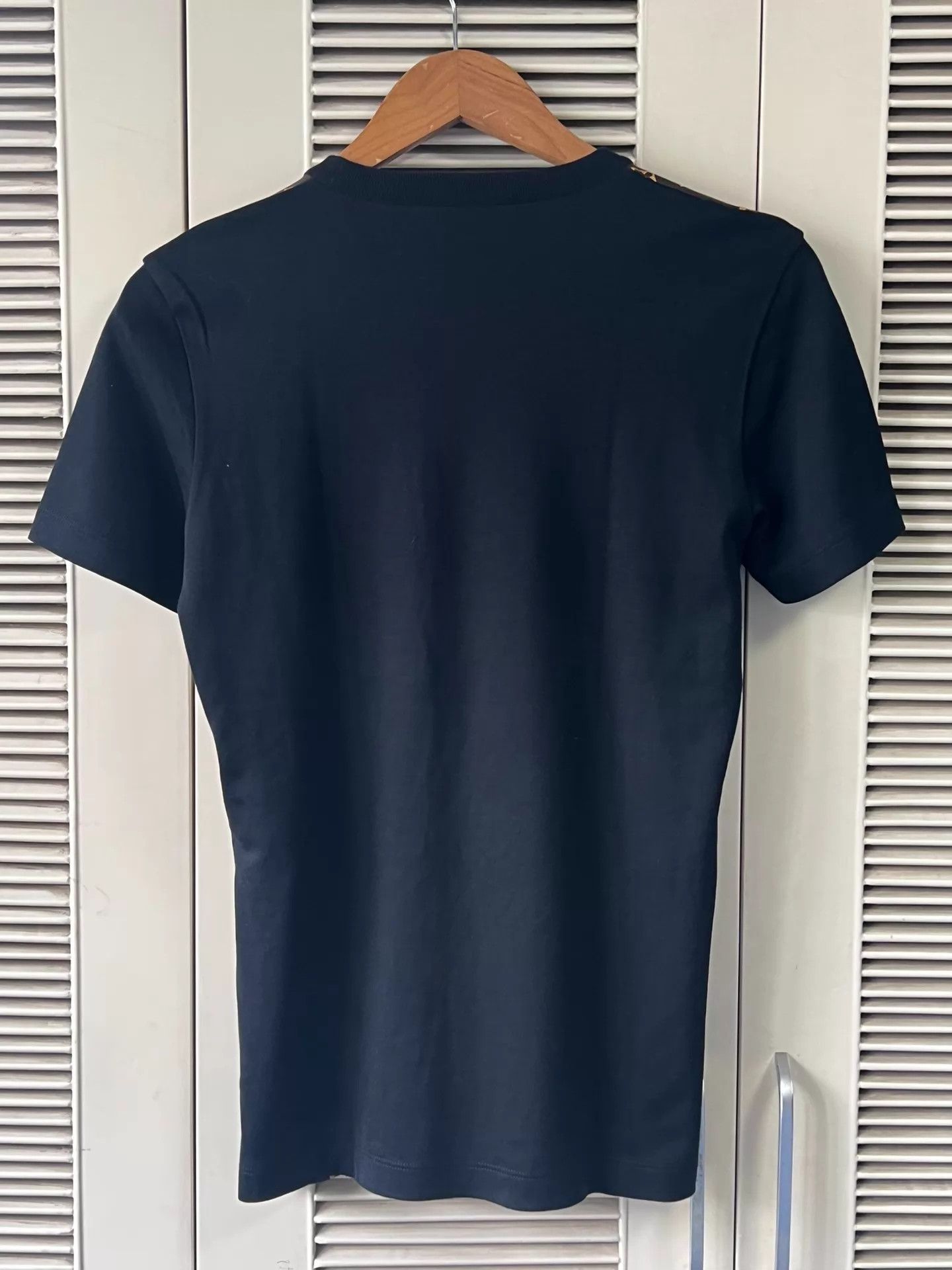 Louis Vuitton Louis Vuitton Men's Black Monogram Panel SS Tee M Size US M / EU 48-50 / 2 - 2 Thumbnail