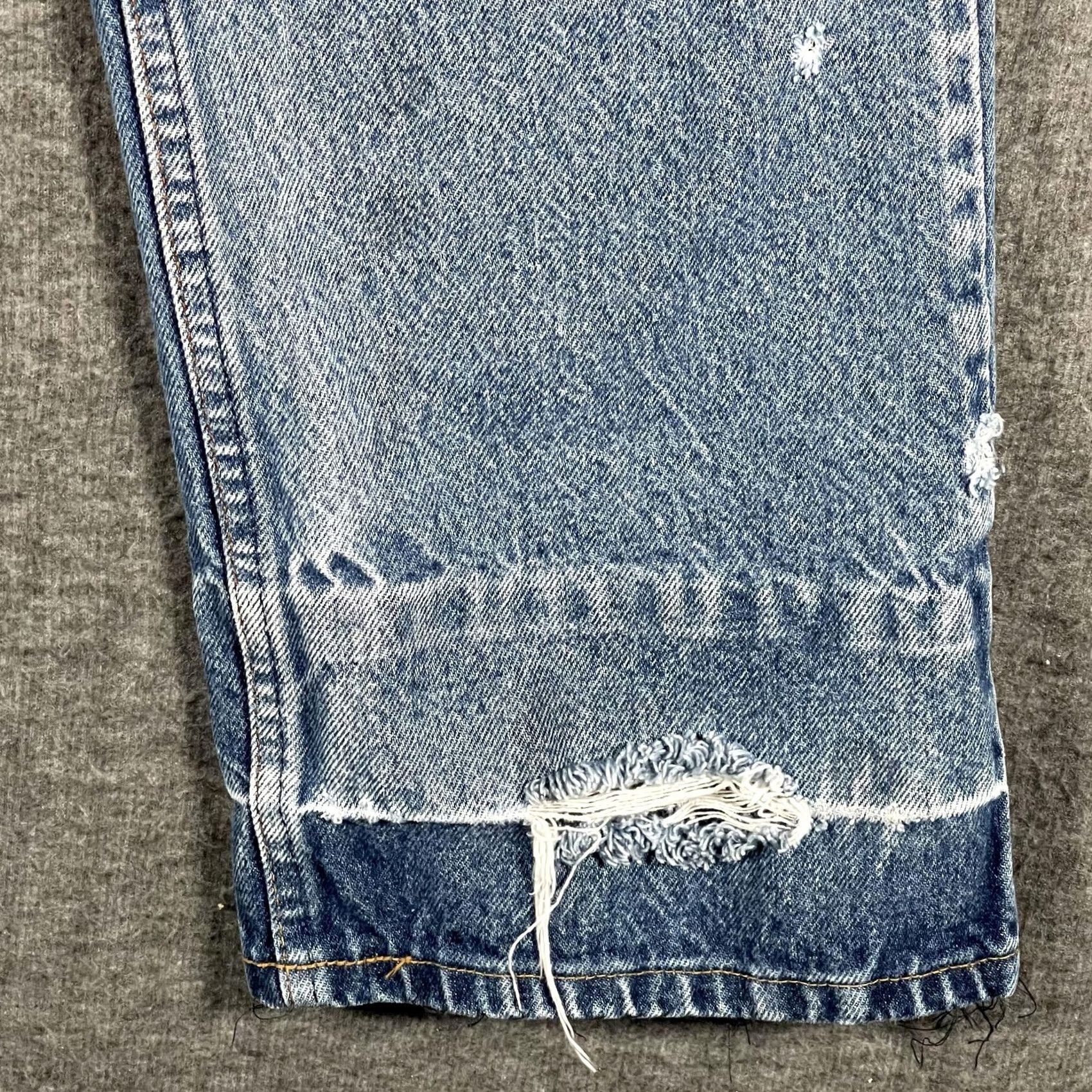 Levi's VINTAGE Levi's Jeans Mens 37x28 Light Blue Distressed Regular Straight Denim Jeans Size US 37 - 6 Thumbnail