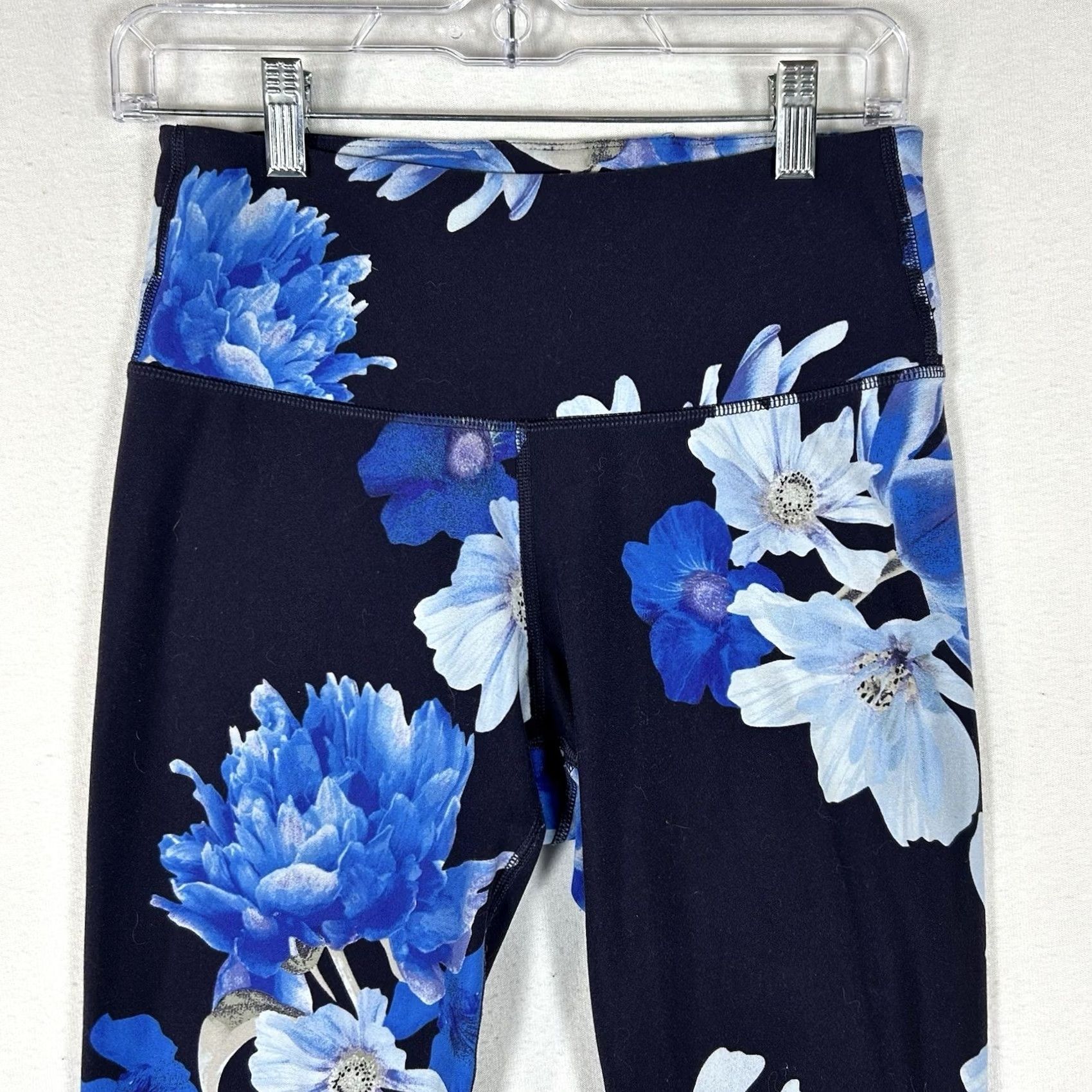 Old Navy Old Navy Active Elevate Legging Womens Medium Blue Floral Go Dry Activewear Gym Size 32" / US 10 / IT 46 - 2 Thumbnail