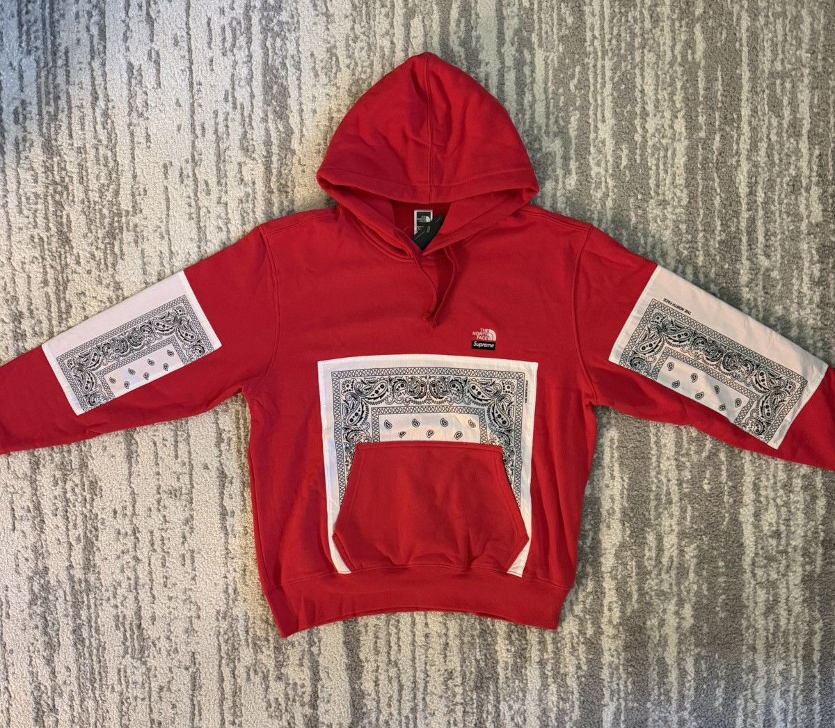 Supreme × The North Face Supreme x The North Face Bandana Hoodie Red Size Medium Size US M / EU 48-50 / 2 - 1 Thumbnail