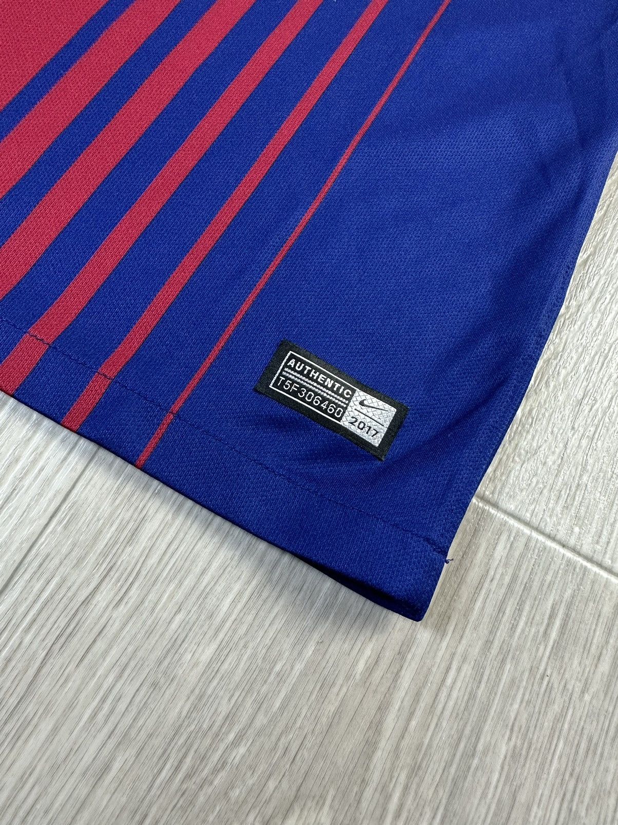 Nike Nike Barcelona 2017-2018 Home Football Shirt Soccer Jersey Size US S / EU 44-46 / 1 - 7 Thumbnail