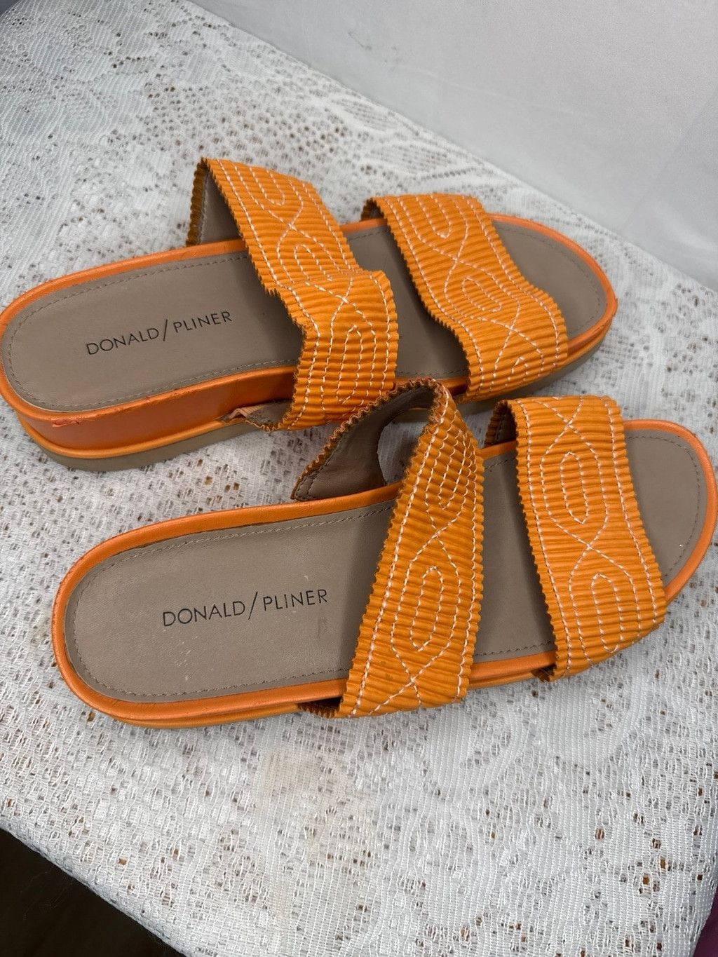 Donald Pliner Donald J. Pliner Cait orange woven textured sandals sz 8 Size US 8 / IT 38 - 2 Thumbnail