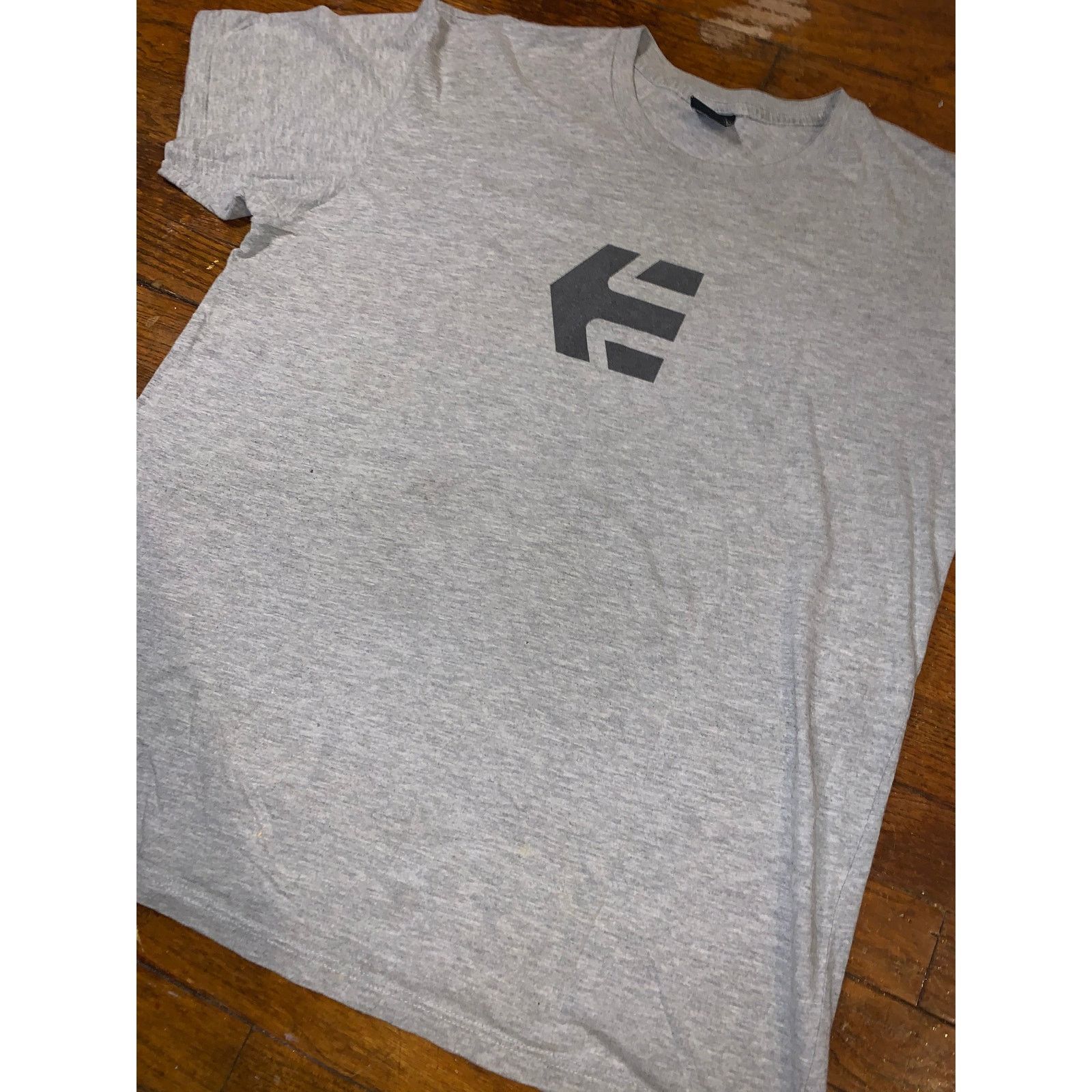 Etnies × Other × Vintage Vintage Etnies Skate T Shirt Large Gray Y2K Logo Tee Size US L / EU 52-54 / 3 - 2 Thumbnail