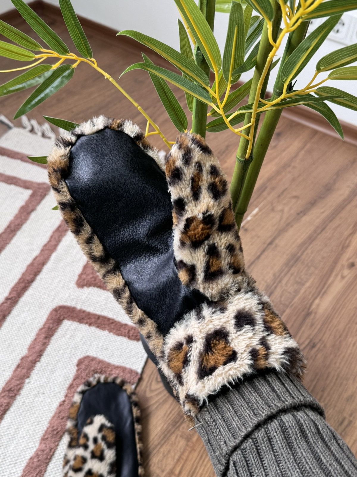Other VINTAGE FUR SOFT FLUFFY MOHAIR LEOPARD GLOVES Size ONE SIZE - 4 Thumbnail