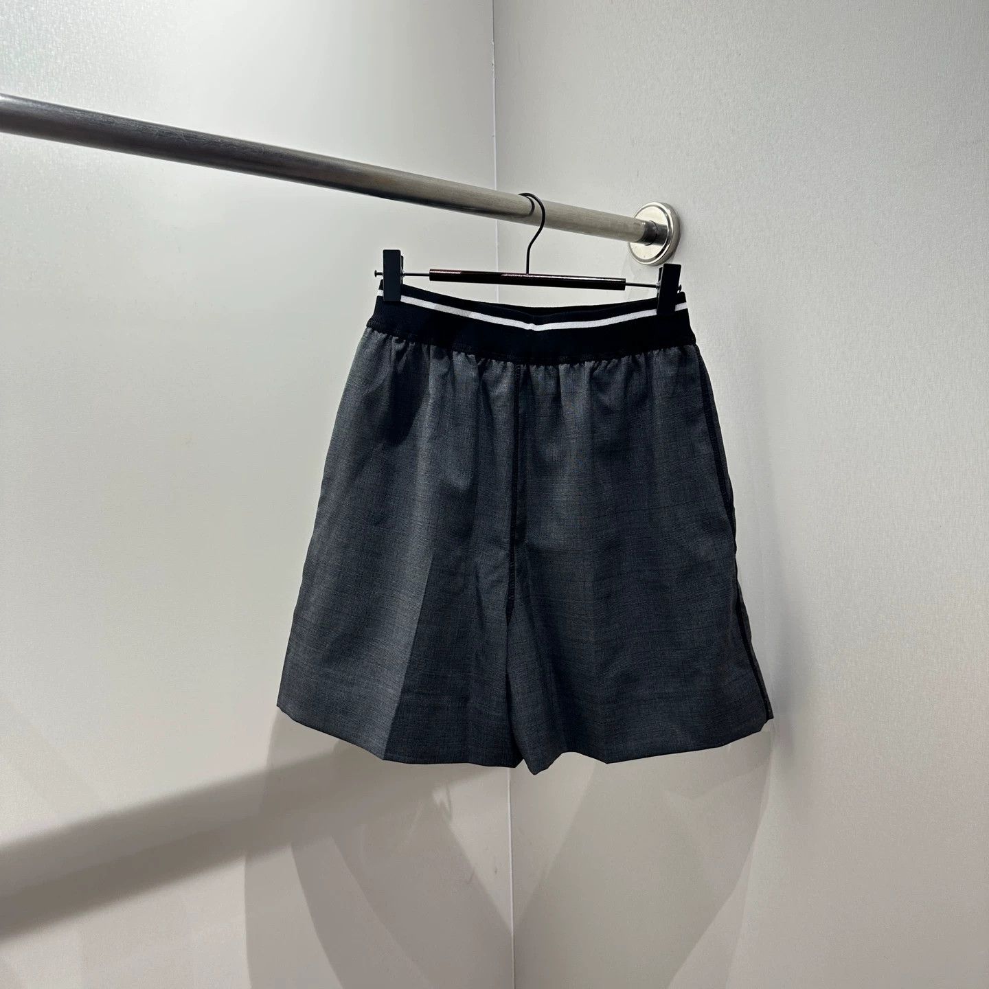 Miu Miu MIU MIU feb476 logo elastic waist wool shorts 38 Size 26" / US 2 / IT 38 - 2 Thumbnail