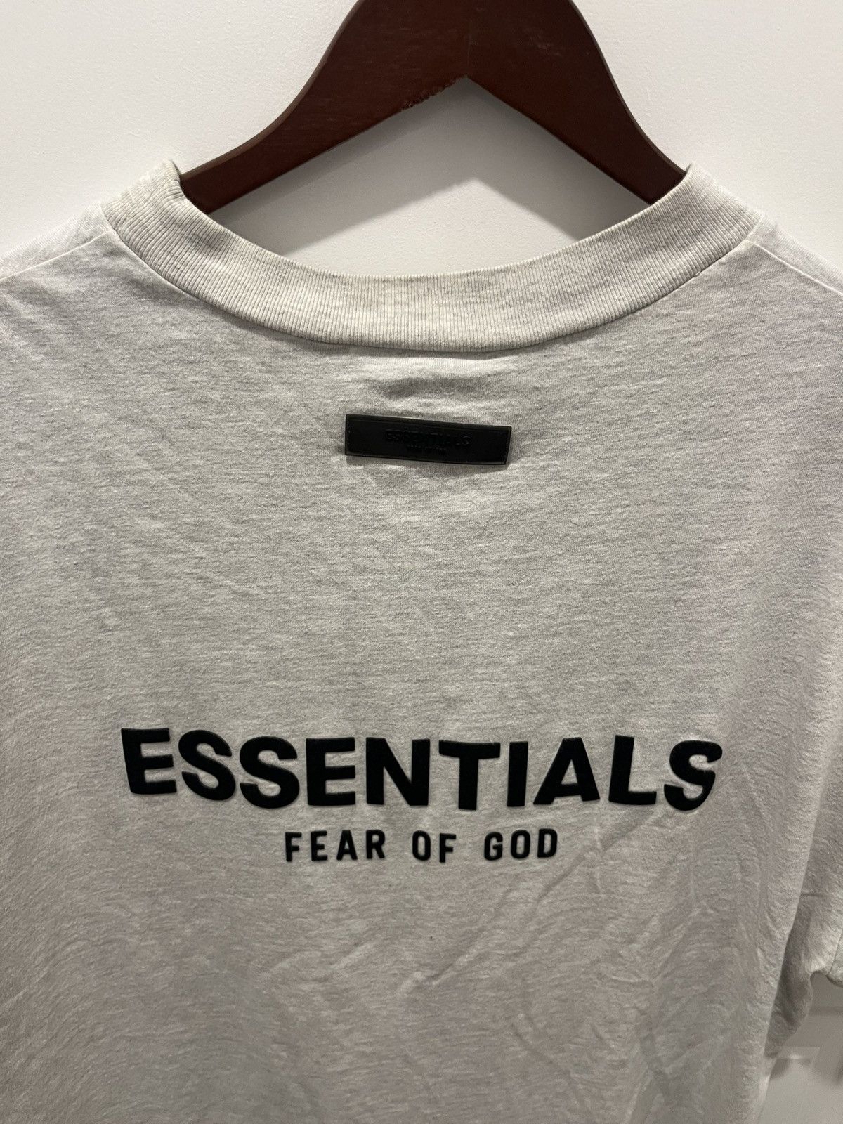 Fear of God fear of god essentials t-shirt (ss22) light oatmeal Size US M / EU 48-50 / 2 - 4 Thumbnail