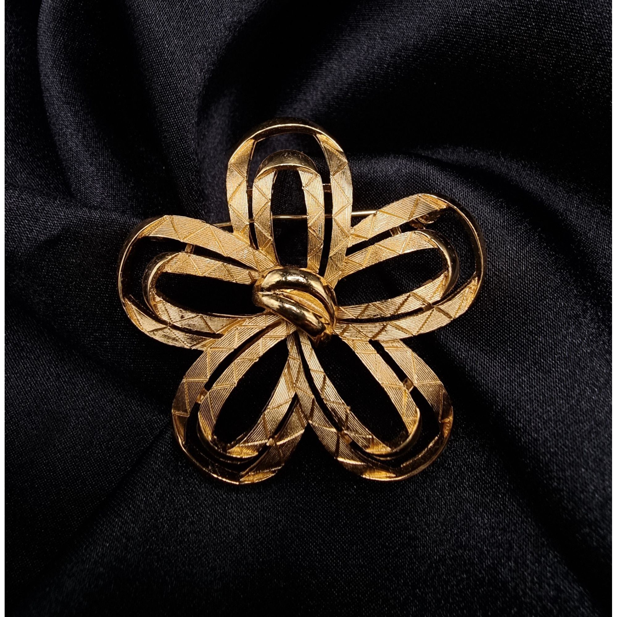 Vintage Vintage 1960s Trifari Signed Gold-Tone Flower Brooch Pin Size ONE SIZE - 2 Thumbnail