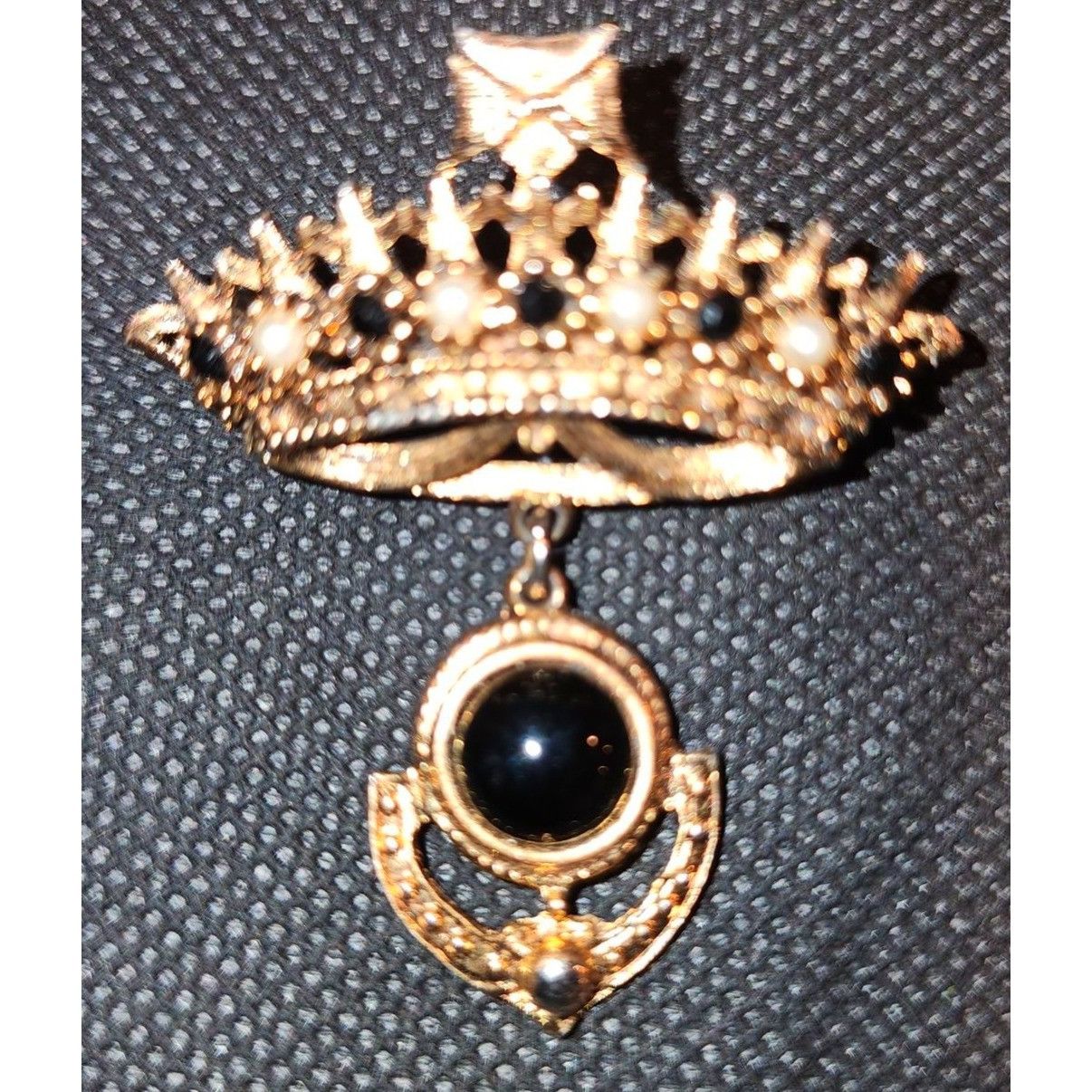 Vintage Vintage Gold Crown Brooch With Black Rhinestones Size ONE SIZE - 3 Thumbnail