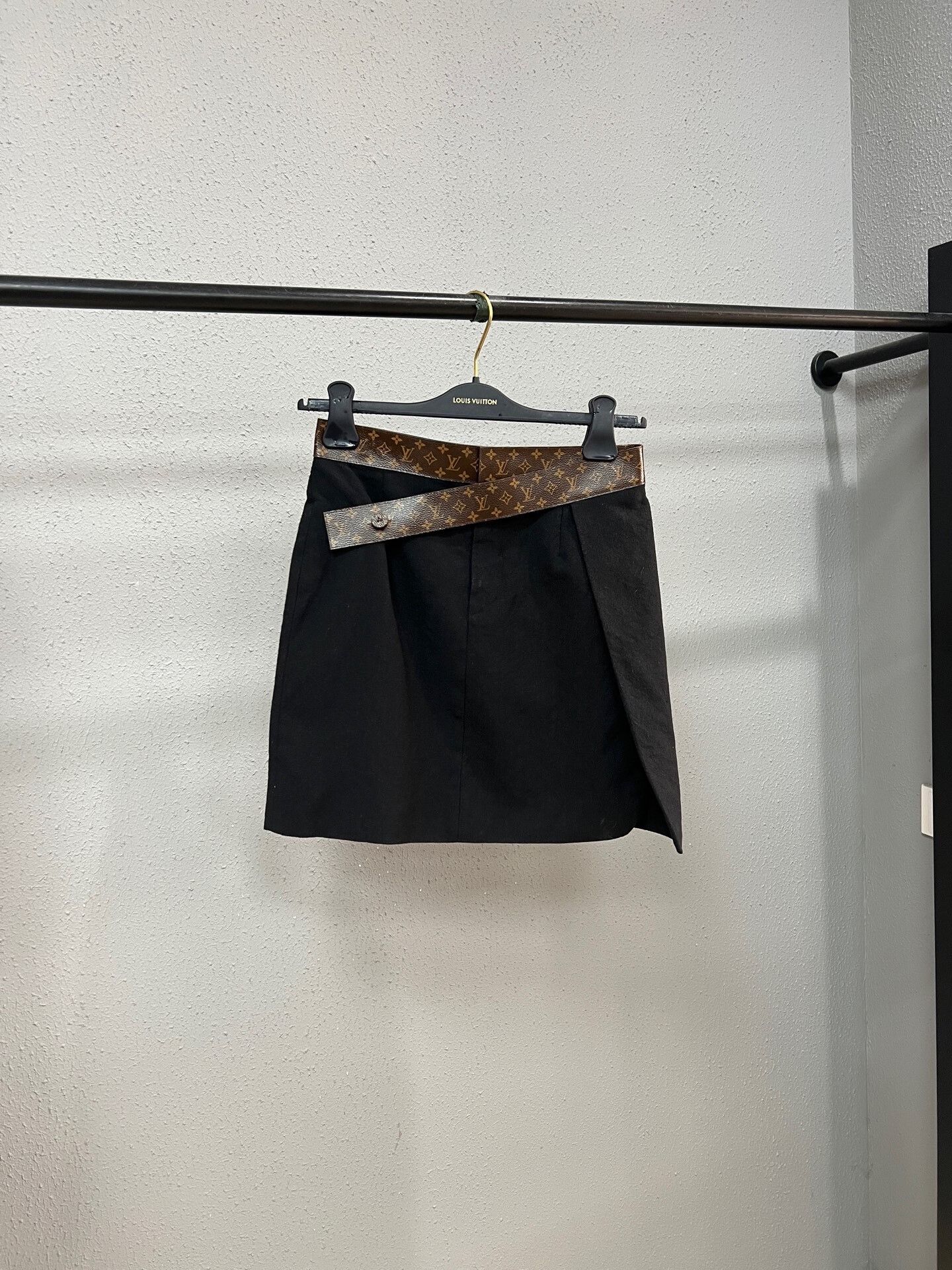 Louis Vuitton Louis Vuitton Black Leather Mini Skirt Size 34" / US 12 / IT 48 - 1 Thumbnail
