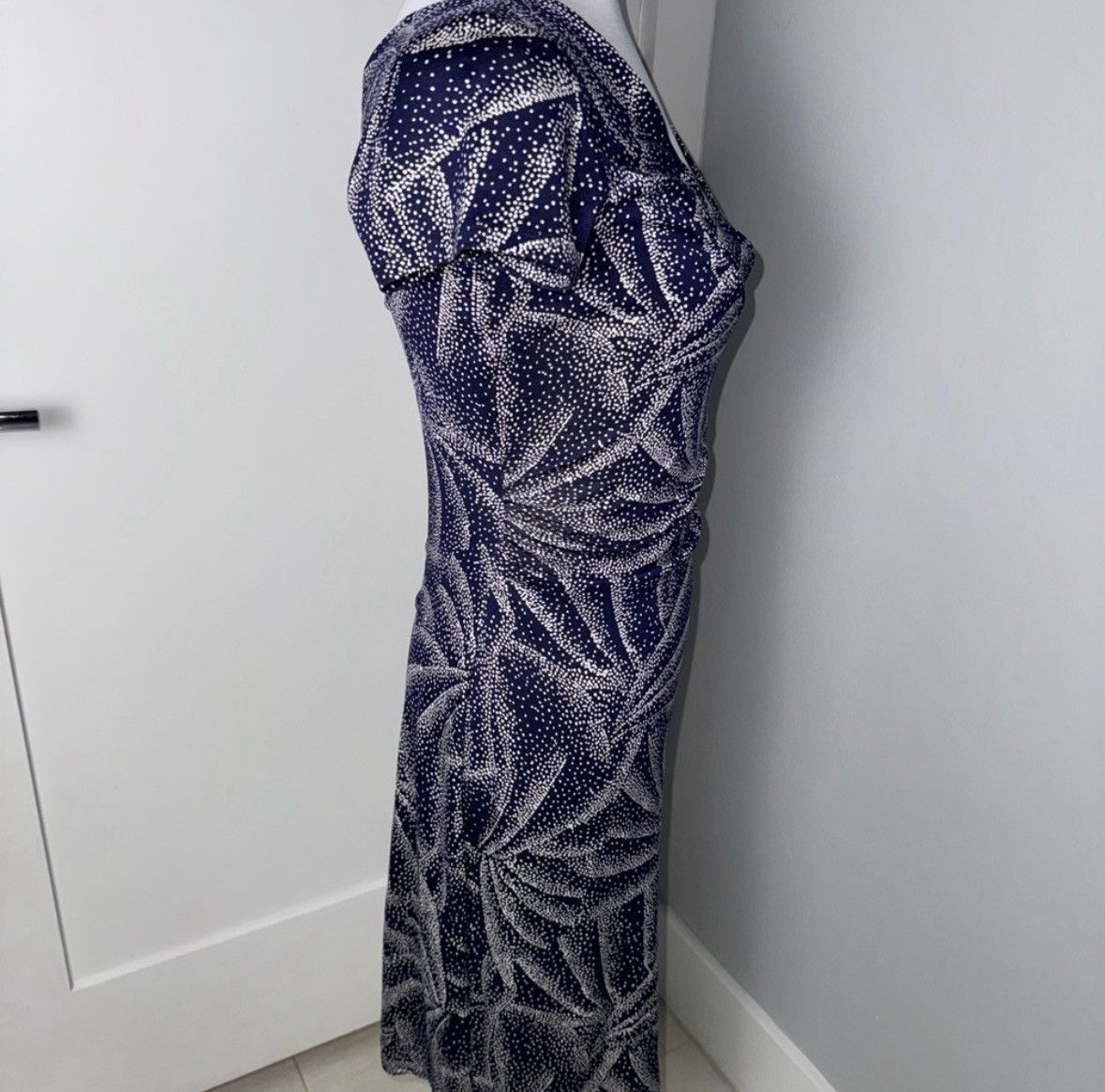 Diane von Furstenberg Diane Von Furstenberg Navy Palm Leaf Bodycon Dress/Size 6 Size M / US 6-8 / IT 42-44 - 4 Thumbnail