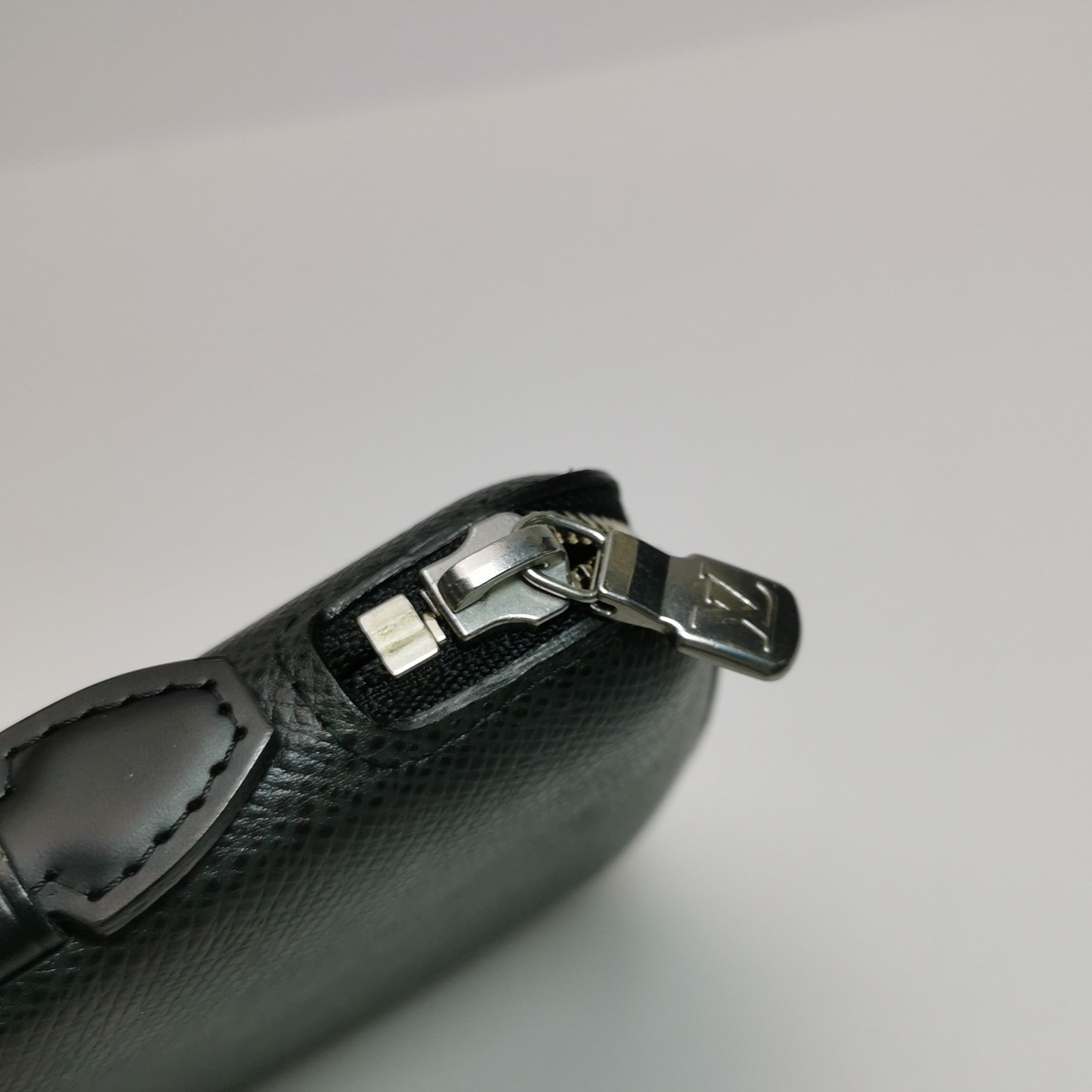 Louis Vuitton Louis Vuitton (LV) Taiga Atoll leather solid color zipper c Size ONE SIZE - 5 Thumbnail