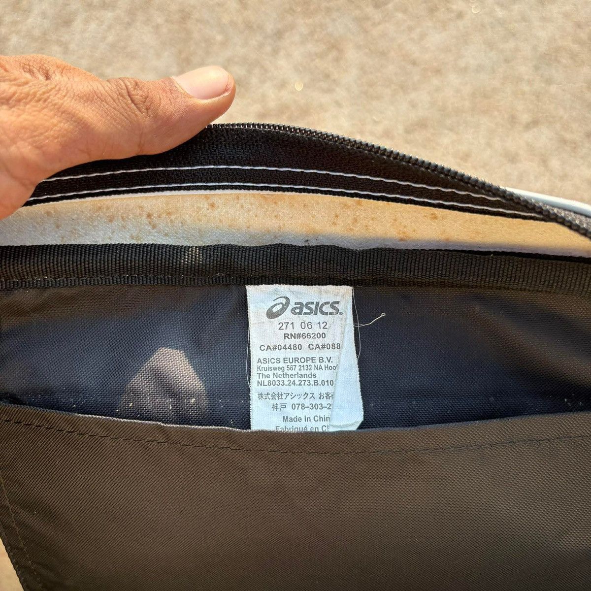 Asics ASICS White Shoulder Bag / Sport Crossbody / Logo Print Size 34 - 4 Thumbnail