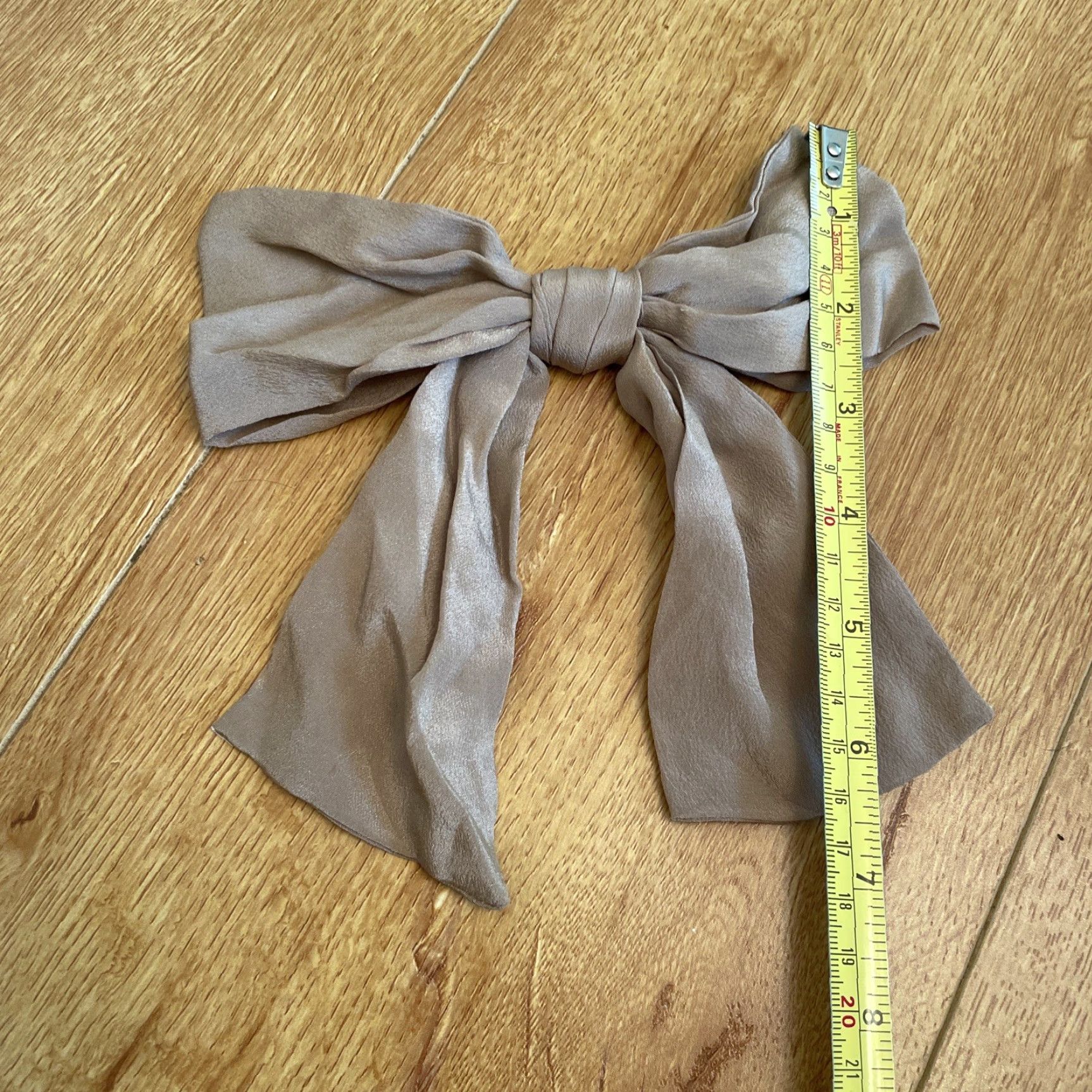 Liz Claiborne VINTAGE Liz Claiborne Silk Neck Bow Tie Pin Brooch Collar Accessories Preppy Women's Bow Pin Beige 90s Designer Multifunctional Size ONE SIZE - 2 Thumbnail