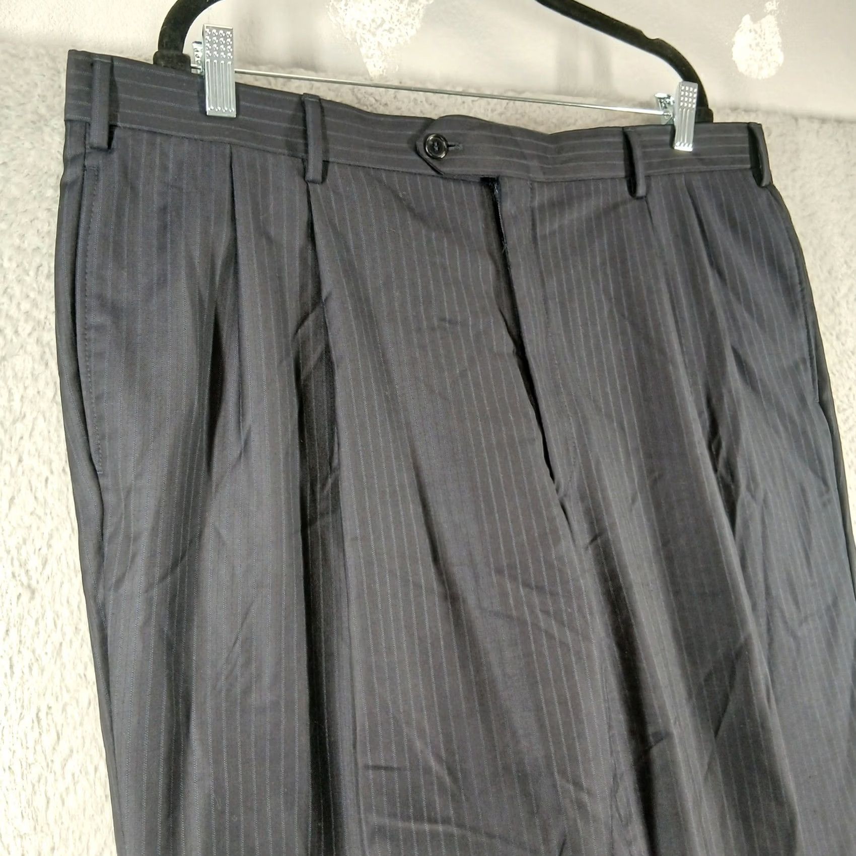 Jos. A. Bank JoS. A. Bank Navy Pinstripe Suit Pants 100% Wool Pleated Cuffed 40 RG Size 40R - 7 Thumbnail