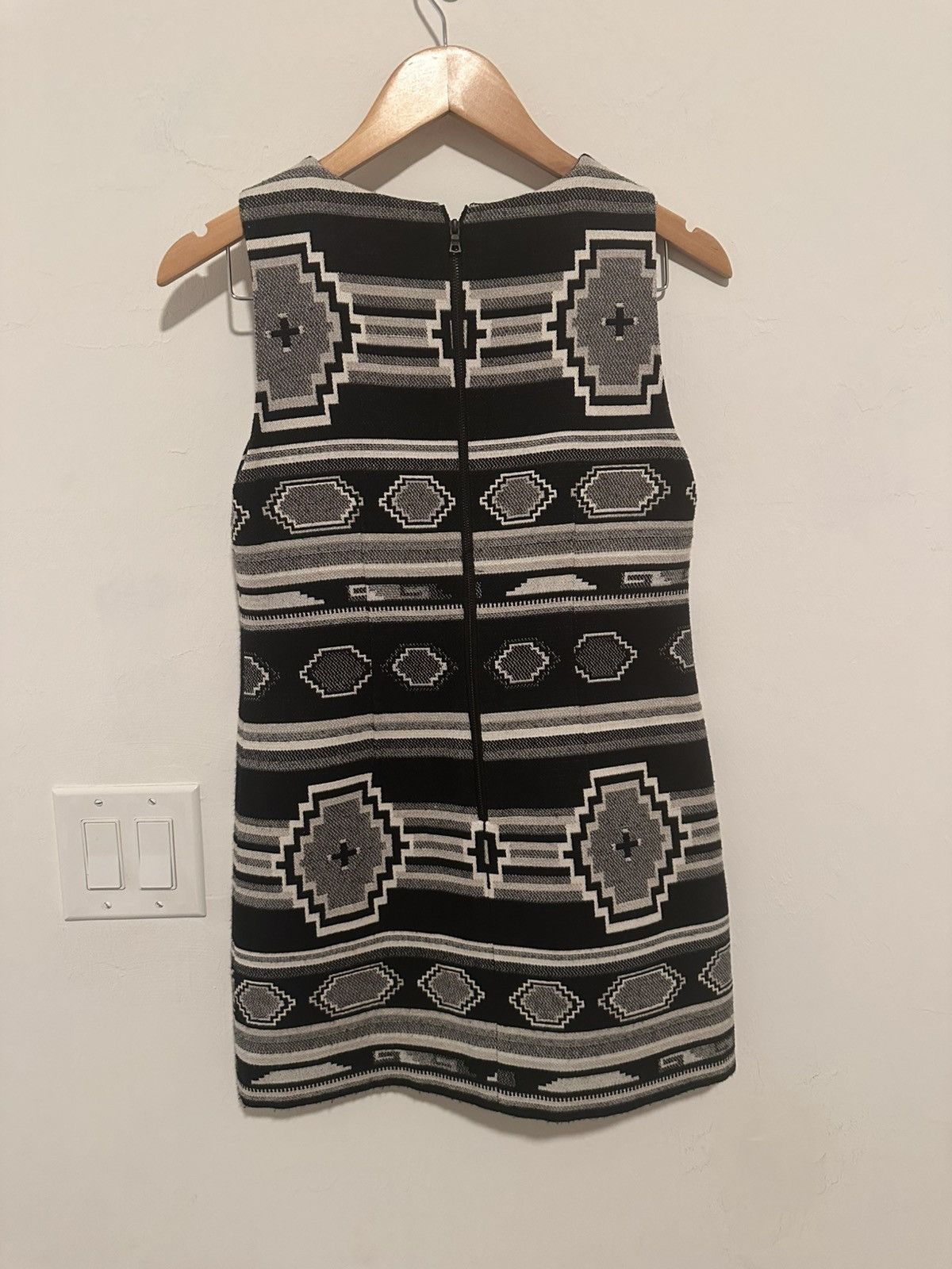 Alice + Olivia Alice + Olivia Clyde A Line Shift Dress in Black And White S Size S / US 4 / IT 40 - 3 Thumbnail