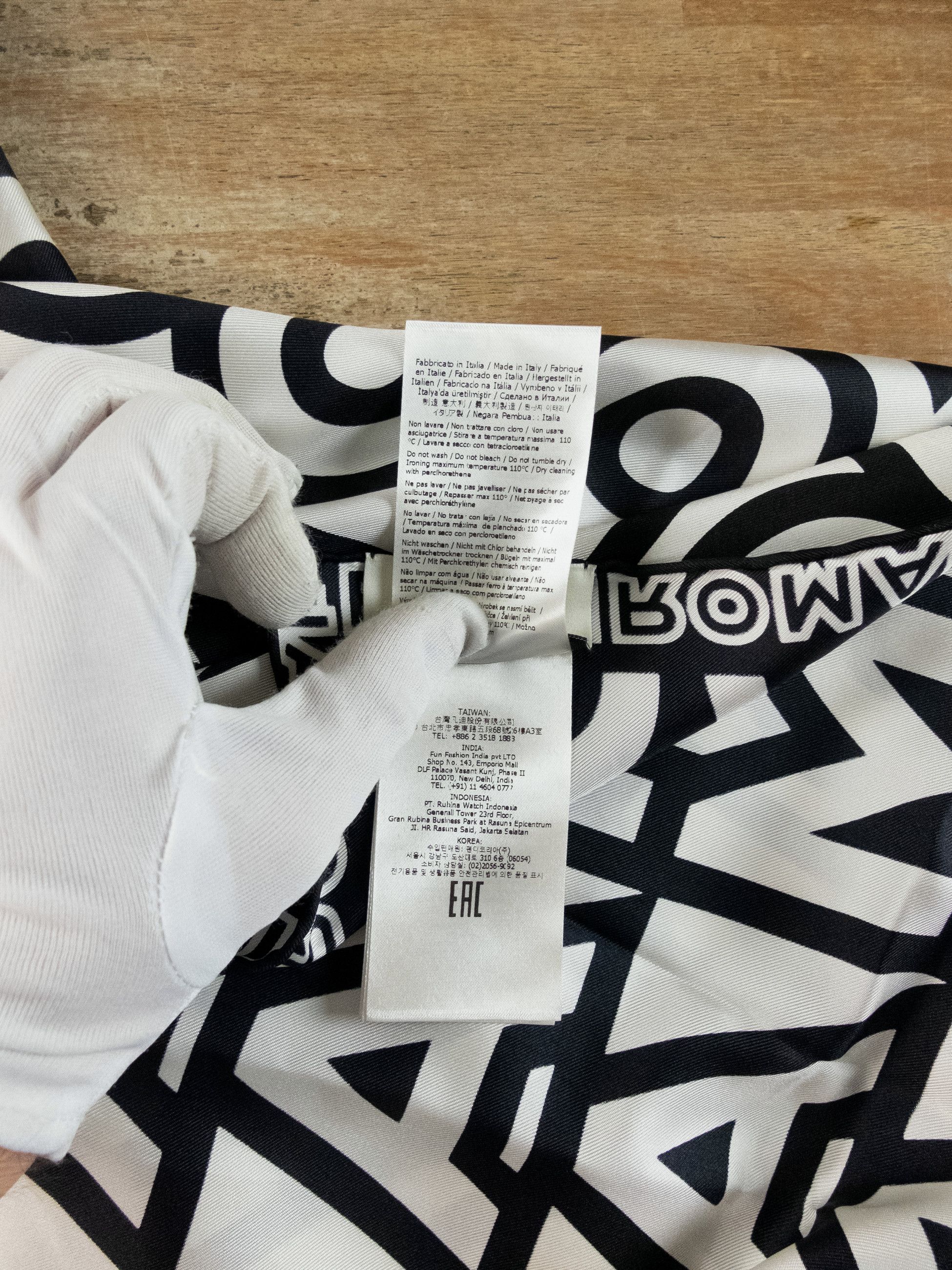Fendi FENDI x Marc Jacobs black white logo print silk square scarf Size ONE SIZE - 5 Thumbnail