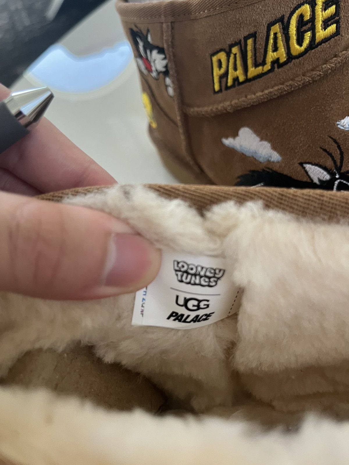 Palace × Ugg Palace x Ugg’s x Looney Tunes Size US 10 / EU 43 - 7 Thumbnail