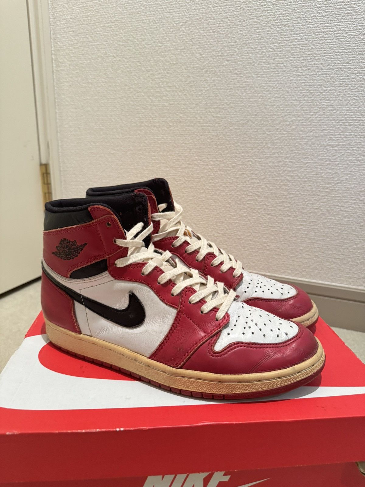 Jordan Brand very rare Nike Air Jordan 1 Retro High "Chicago" (1994) Size US 10 / EU 43 - 1 Thumbnail