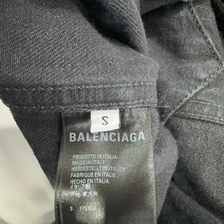Balenciaga Balenciaga Black Distressed Denim Jacket for Men. Size US S / EU 44-46 / 1 - 1 Thumbnail