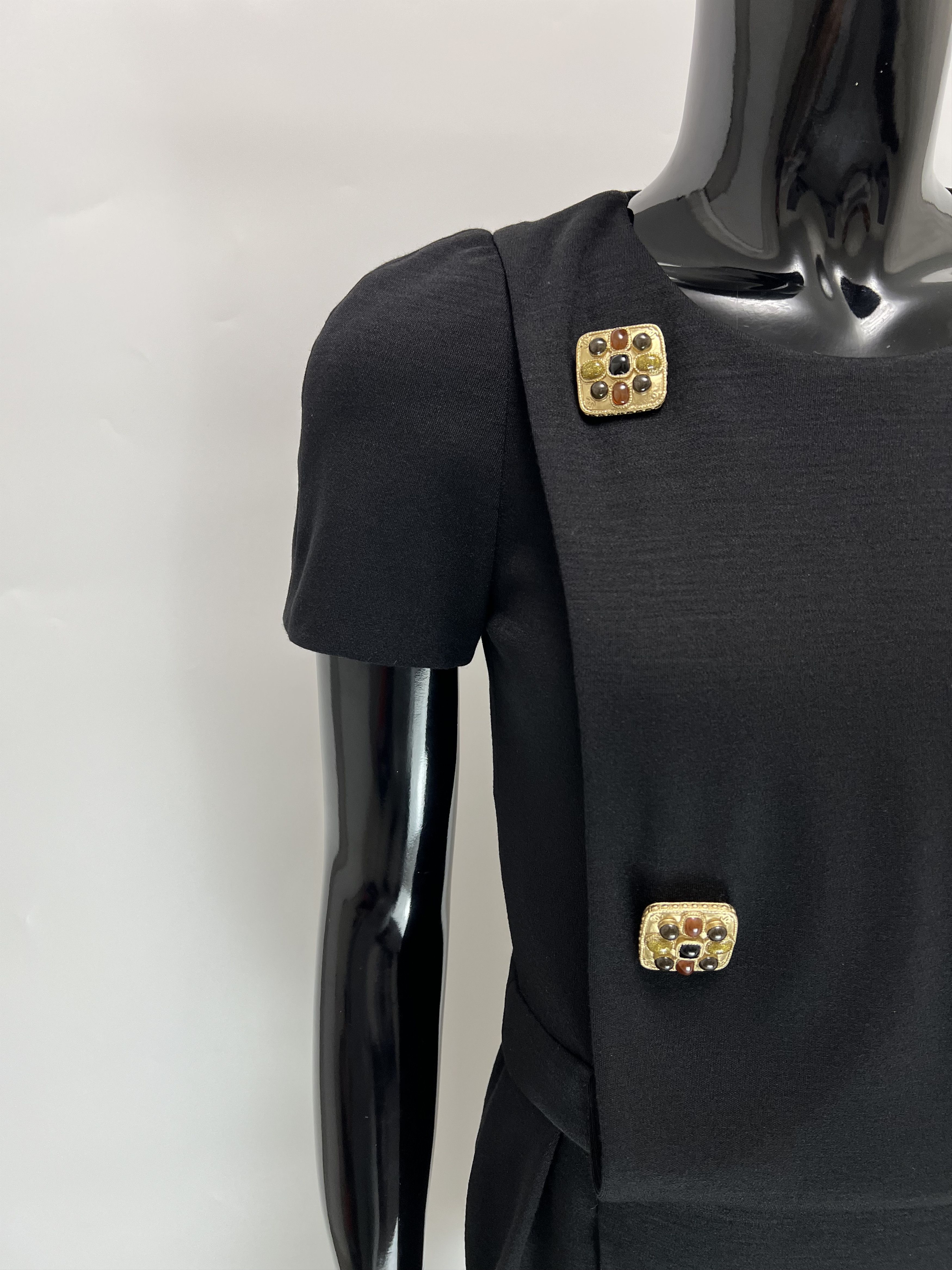 Chanel Chanel 100% Wool Short Sleeve Dress Rhinestones Decoration Size XS / US 0-2 / IT 36-38 - 4 Thumbnail