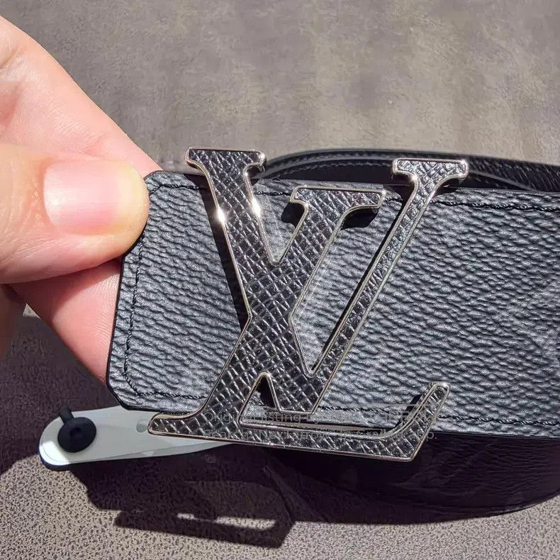 Louis Vuitton Louis Vuitton Black presbyopic with cowhide reversible lea Size ONE SIZE - 2 Thumbnail