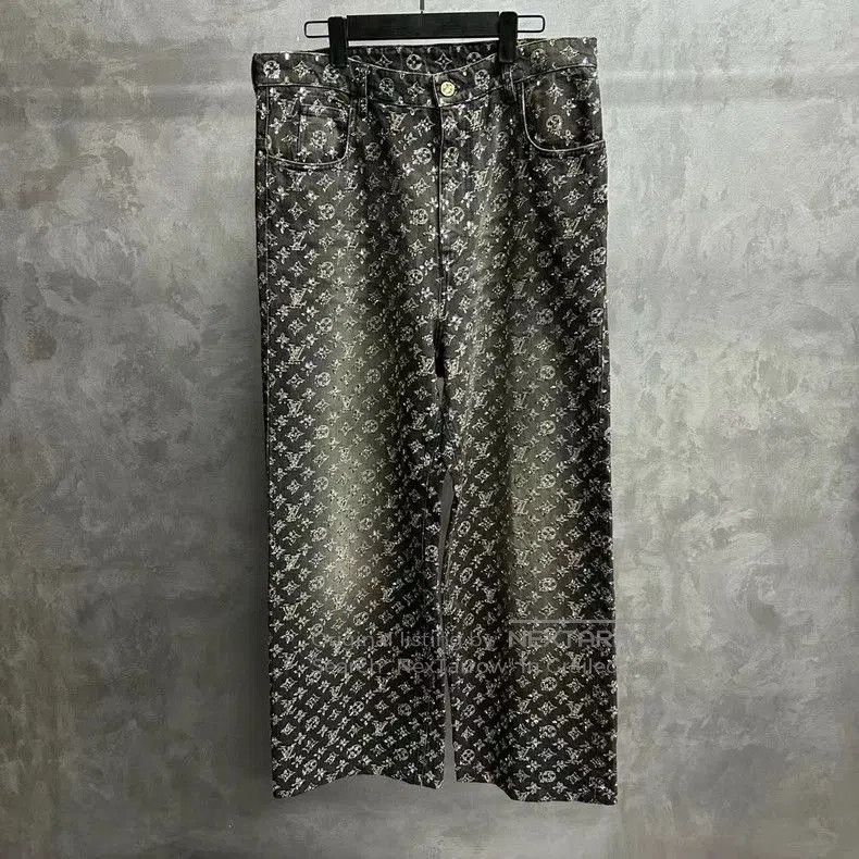 Louis Vuitton Louis Vuitton Black Rhinestone Logo Jeans. Size US 31 - 1 Thumbnail