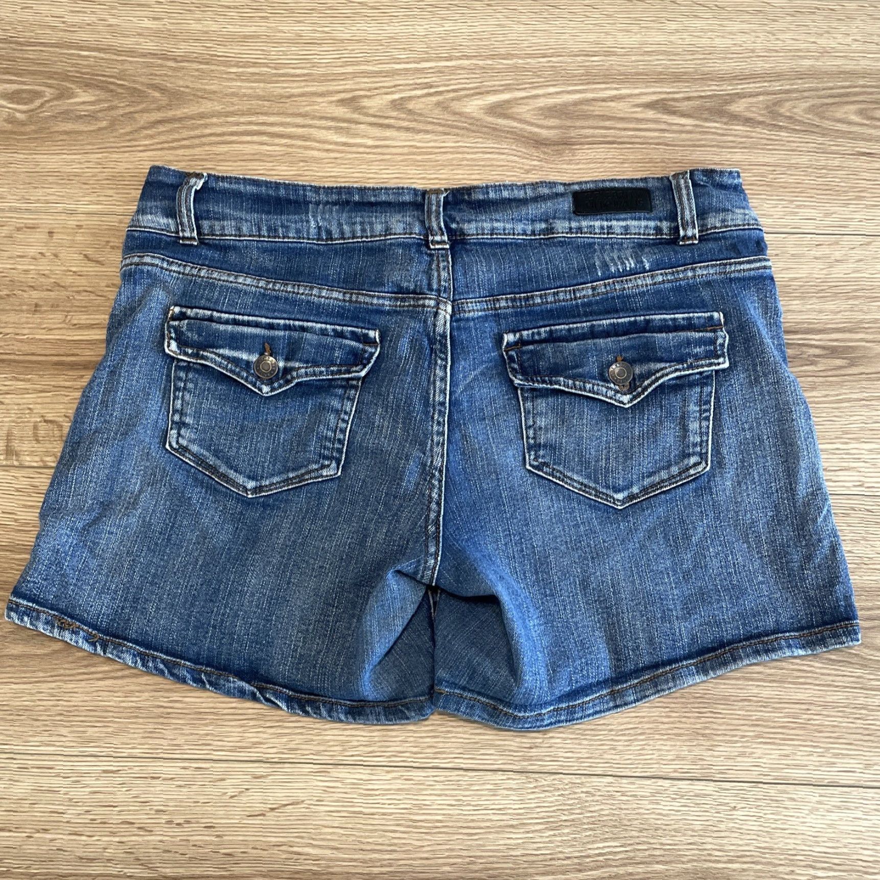Vintage CELEBRITY PINK Distressed Embroidered Boyfriend Jean Shorts Size 15 Juniors Blue Womens Size 36" / US 14 / IT 50 - 7 Thumbnail