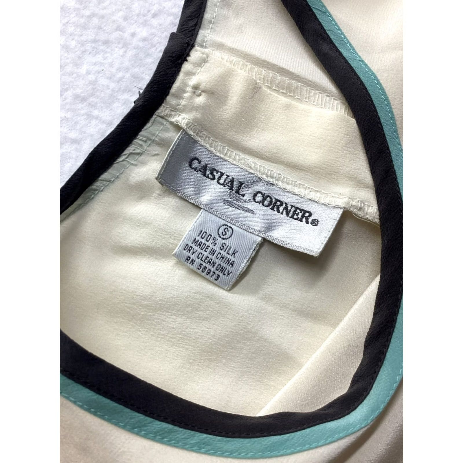 Vintage VINTAGE Casual Corner Silk Blouse Women Small Beige 100% Silk Shirts Womens Small Satin Back Buttons Good Size S / US 4 / IT 40 - 4 Thumbnail
