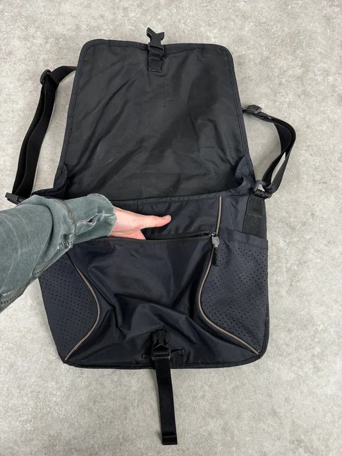 Nike 2000s Nike Black & Red Technical Nylon Crossbag Size ONE SIZE - 8 Thumbnail