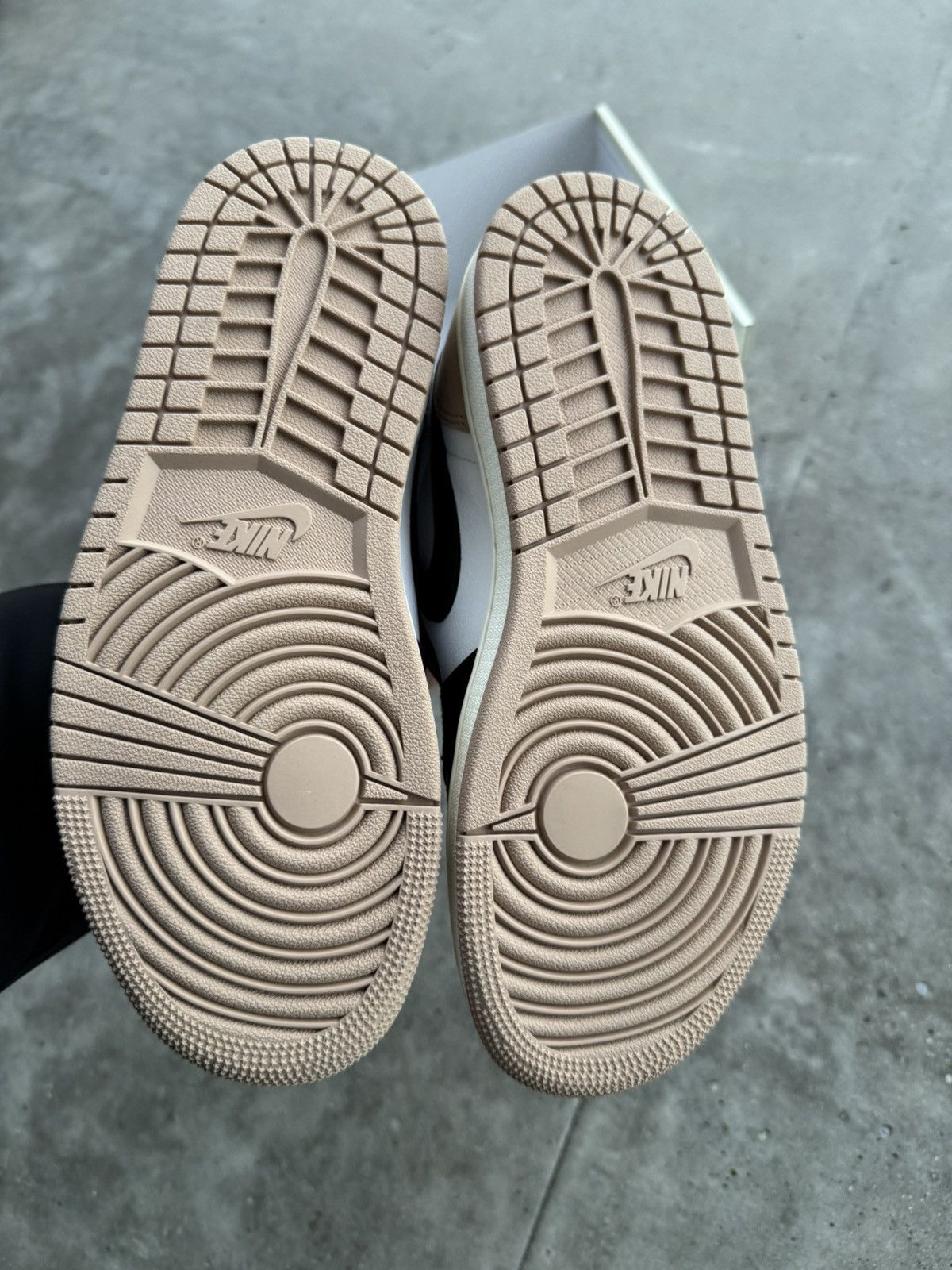 Jordan Brand × Nike Nike air Jordan 1 High Latte Mocha Size US 5 / EU 37 - 5 Thumbnail