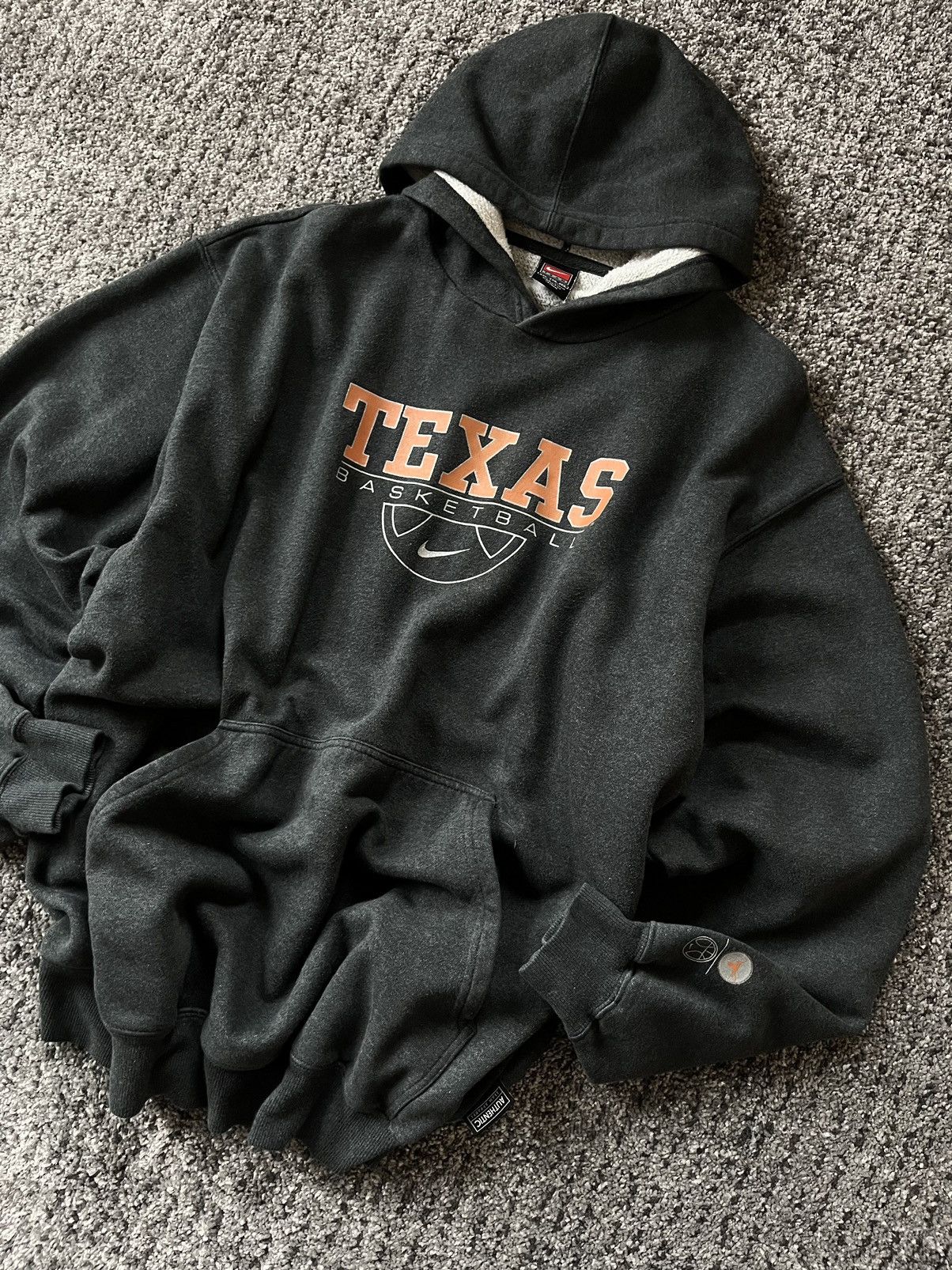 Nike × Vintage Vintage 90’s Nike Team Texas Basketball Baggy Hoodie Size US XXL / EU 58 / 5 - 2 Thumbnail