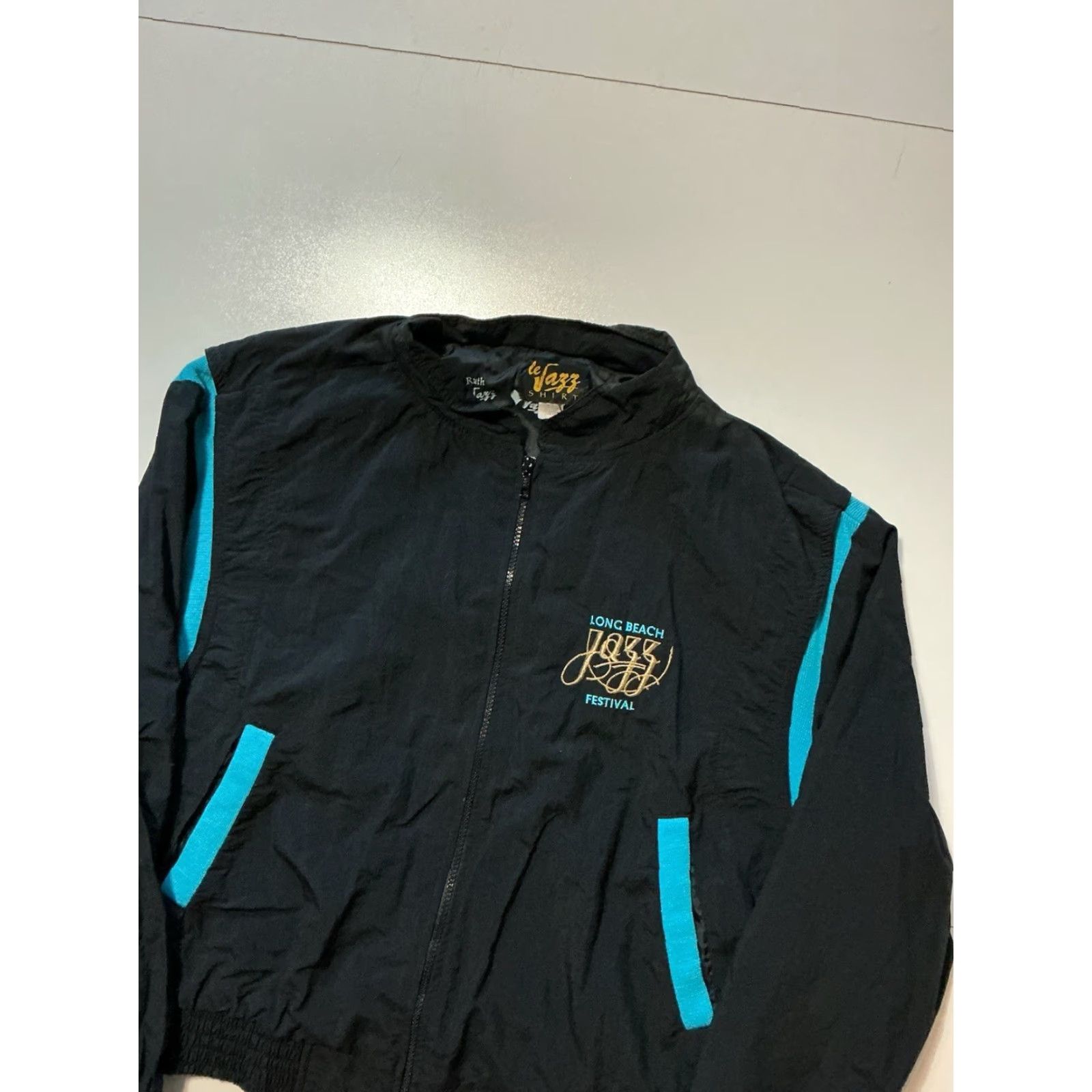 Vintage VINTAGE Le Jazz Shirt Windbreaker Zip Jacket Black Embroidered Long Beach Jazz Festival Sz. L Mens/Unisex 1990s Nylon Jacket Size US L / EU 52-54 / 3 - 4 Thumbnail
